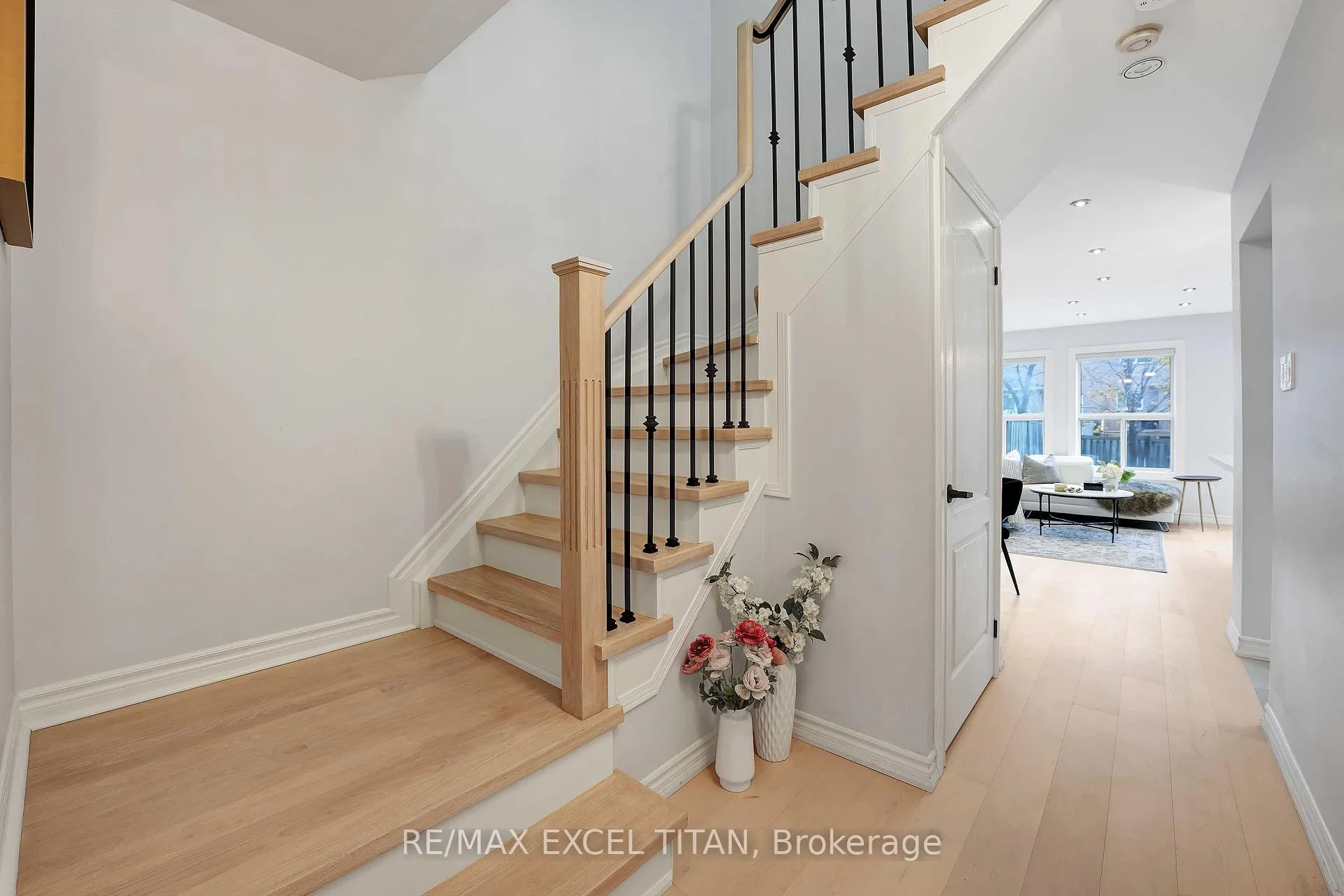 Photo 4 of 74 Giancola Crescent, Vaughan, Maple — HOMEH