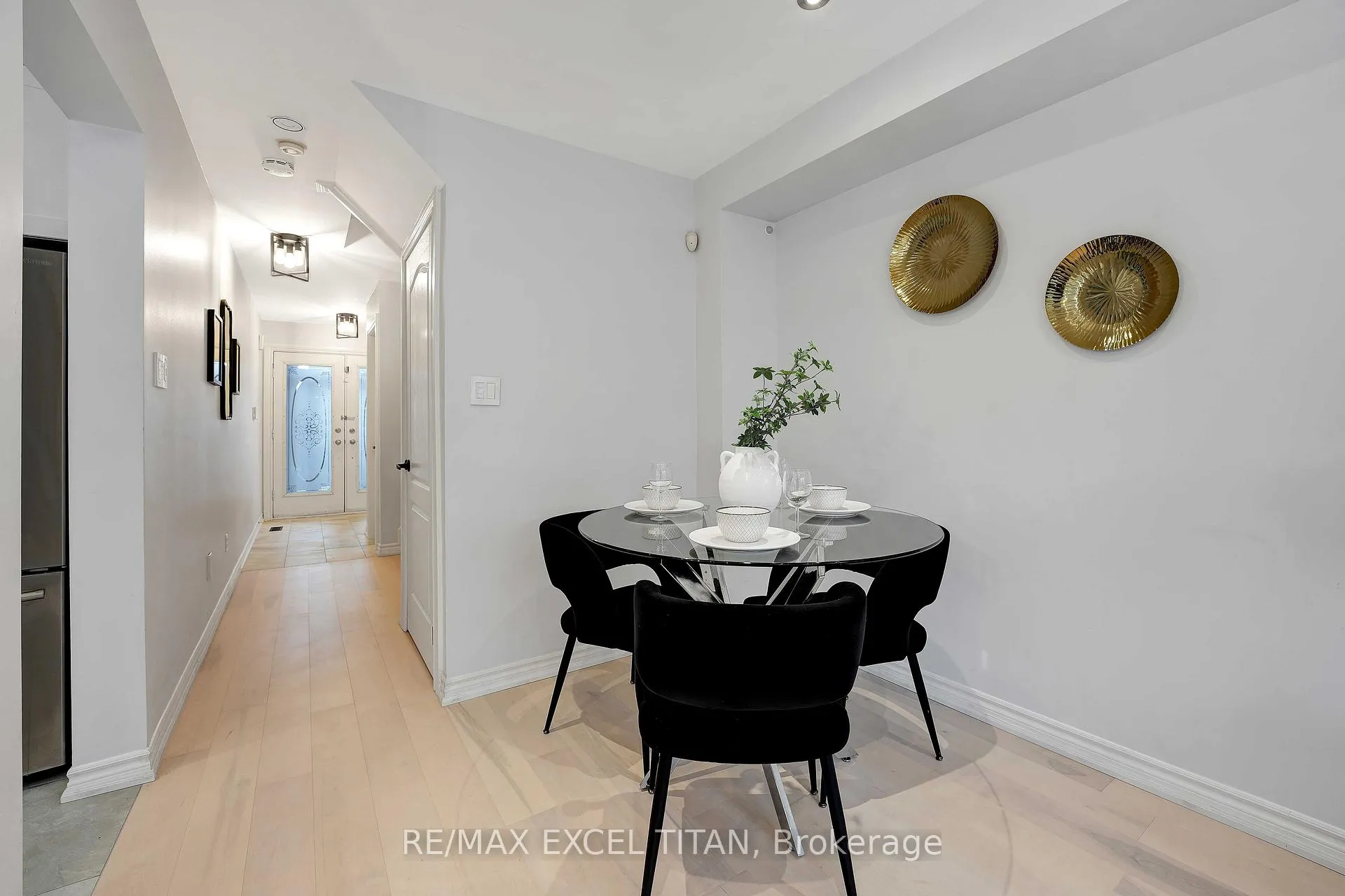 Photo 8 of 74 Giancola Crescent, Vaughan, Maple — HOMEH