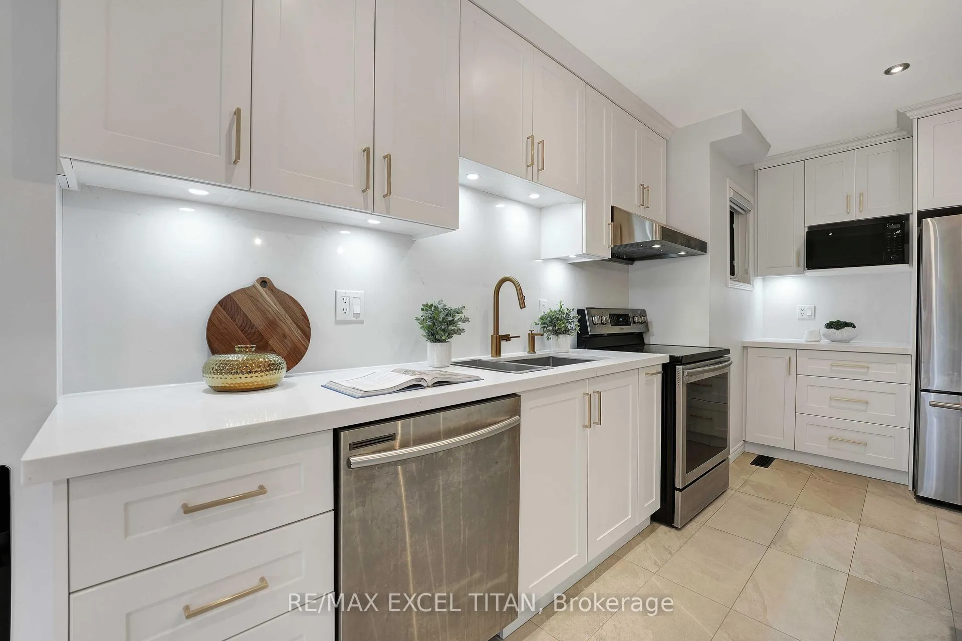 Photo 14 of 74 Giancola Crescent, Vaughan, Maple — HOMEH