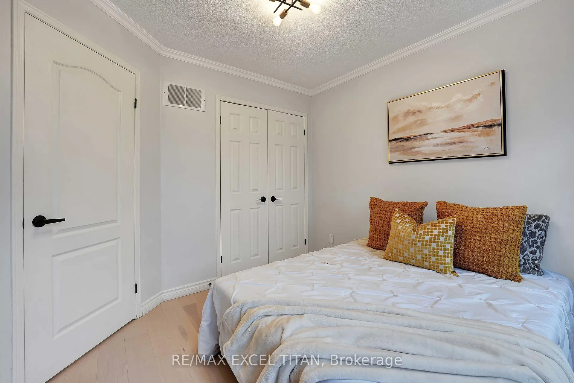 Photo 17 of 74 Giancola Crescent, Vaughan, Maple — HOMEH