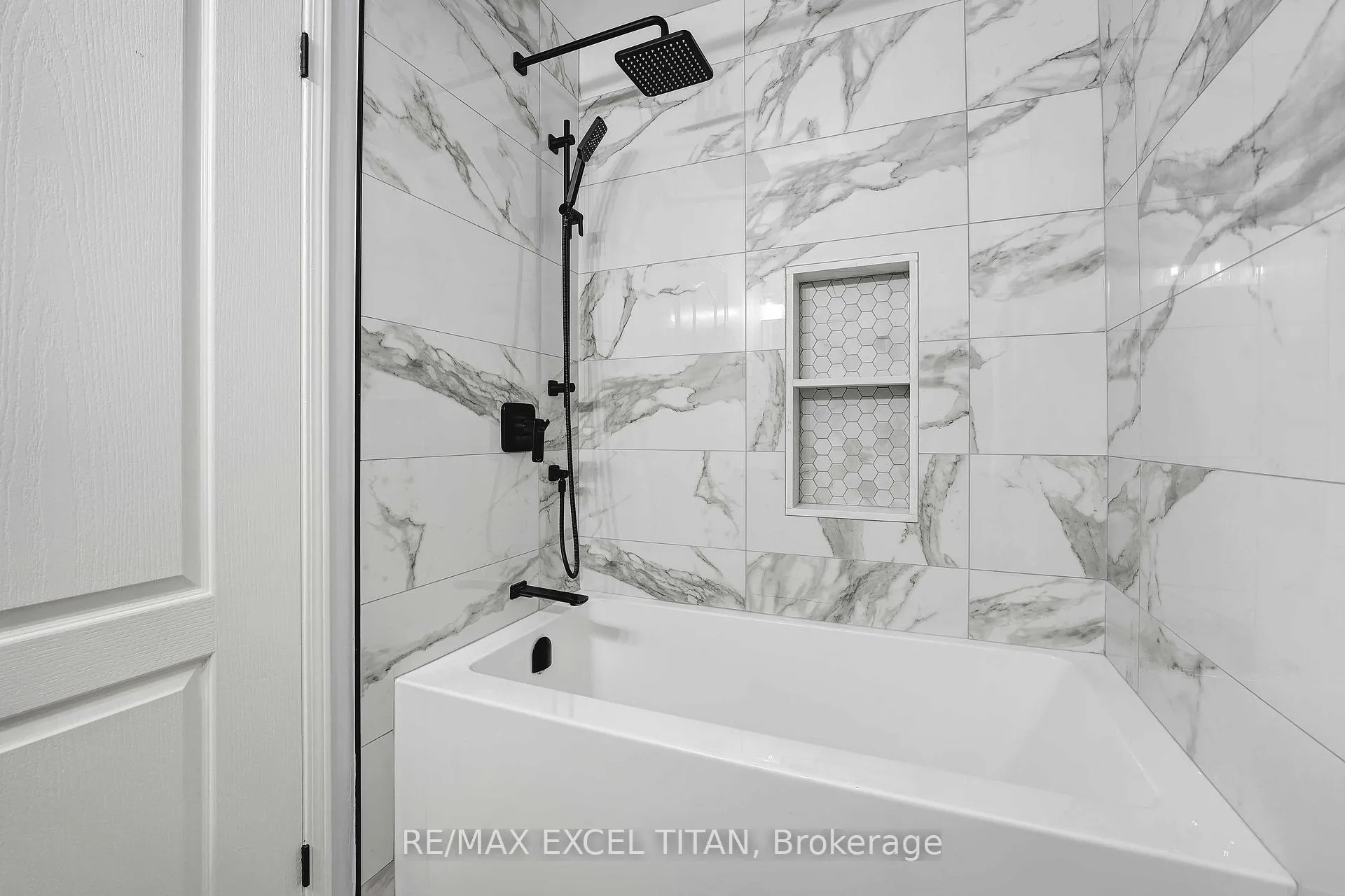 Photo 21 of 74 Giancola Crescent, Vaughan, Maple — HOMEH