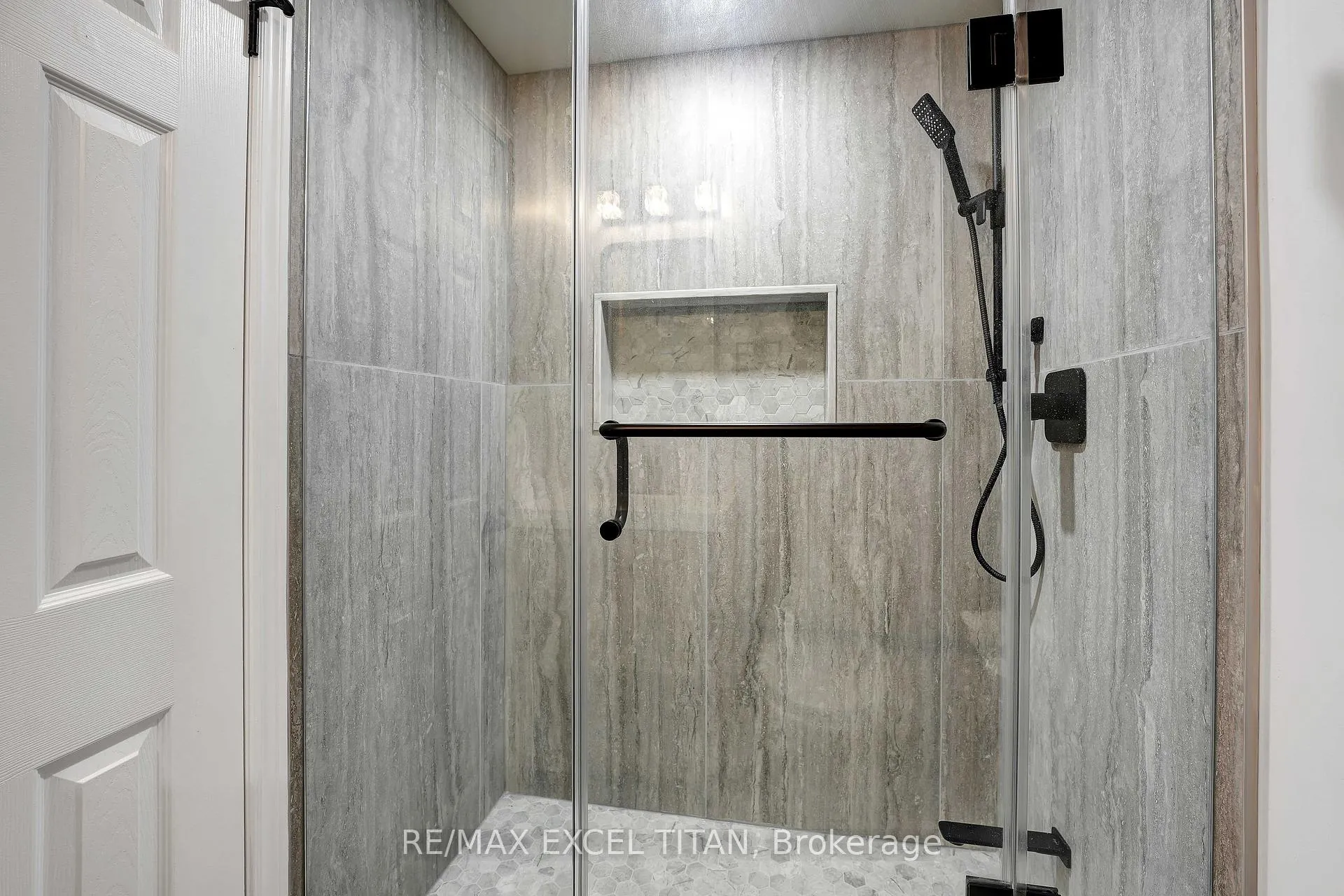 Photo 32 of 74 Giancola Crescent, Vaughan, Maple — HOMEH