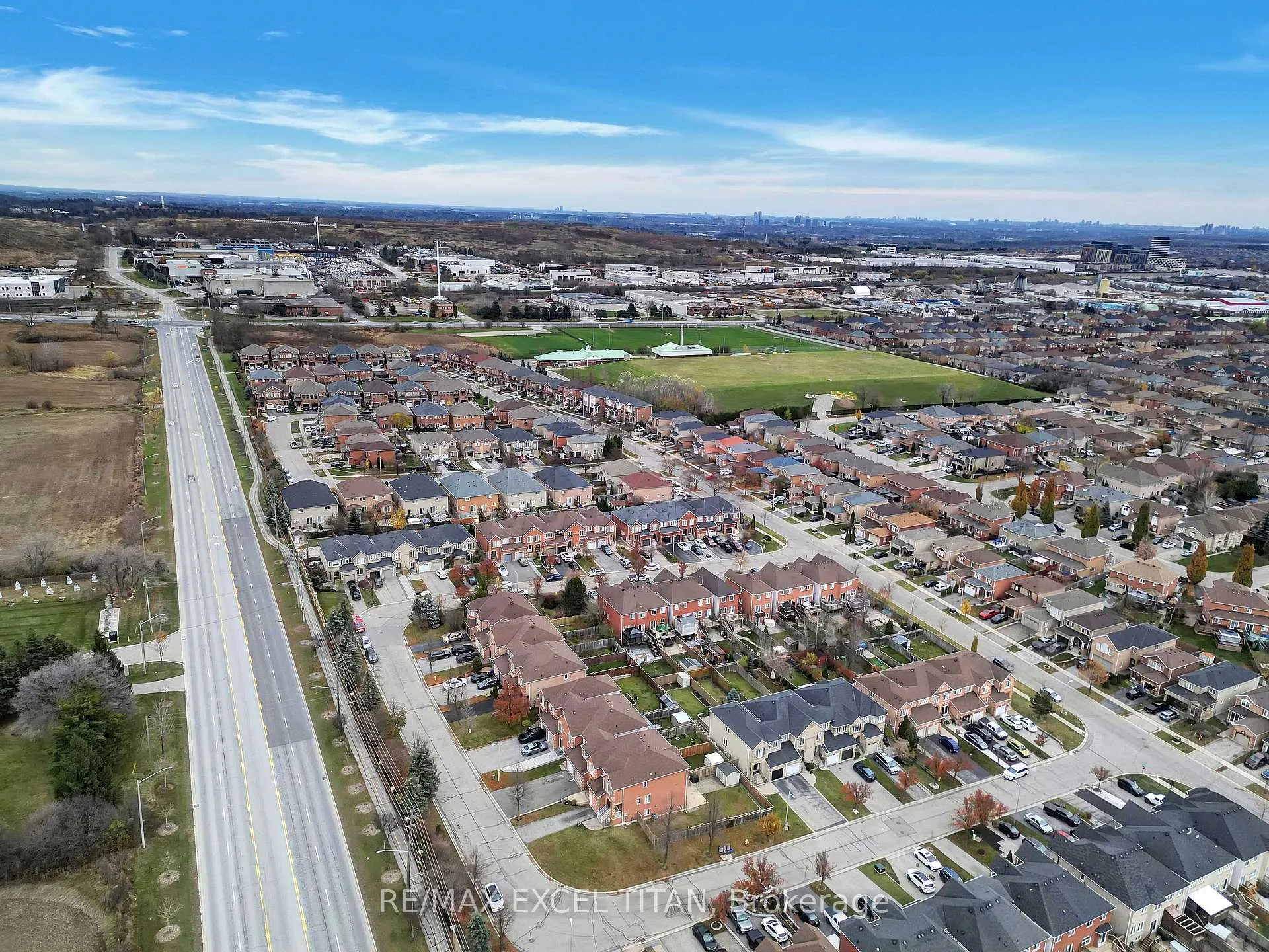 Photo 36 of 74 Giancola Crescent, Vaughan, Maple — HOMEH