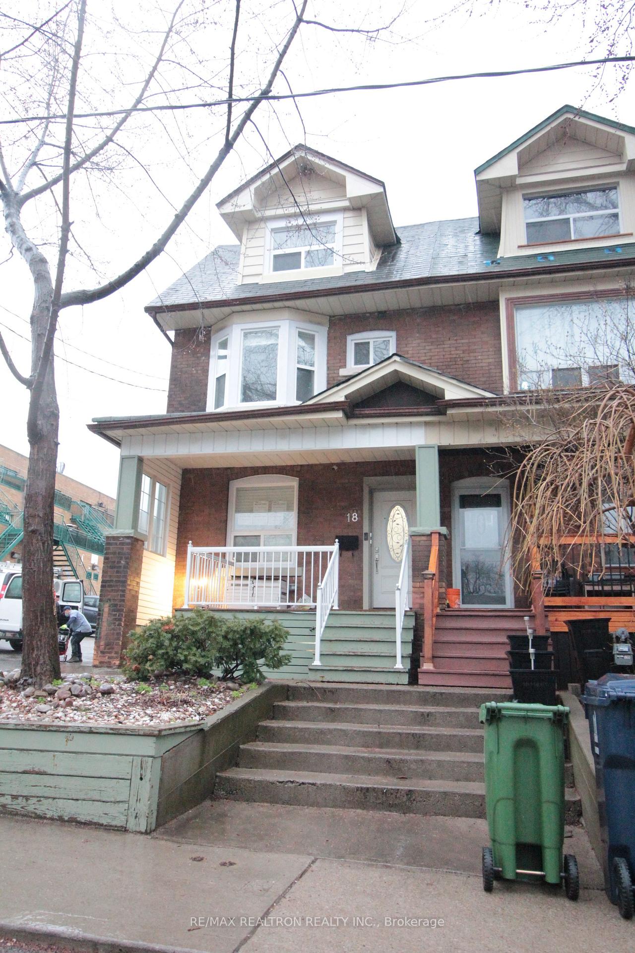 Front of Unit MAIN FLOOR, 18 Roxton Road