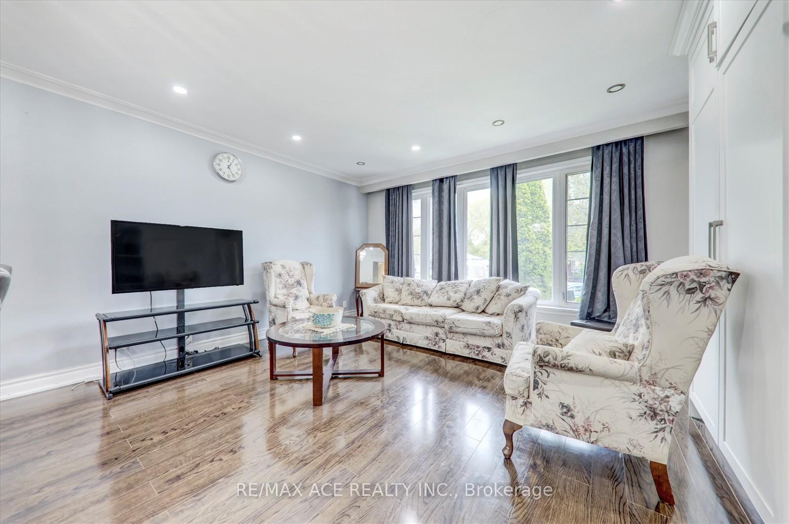 Photo 14 of 10 Blakemanor Boulevard, Scarborough, Woburn — HOMEH