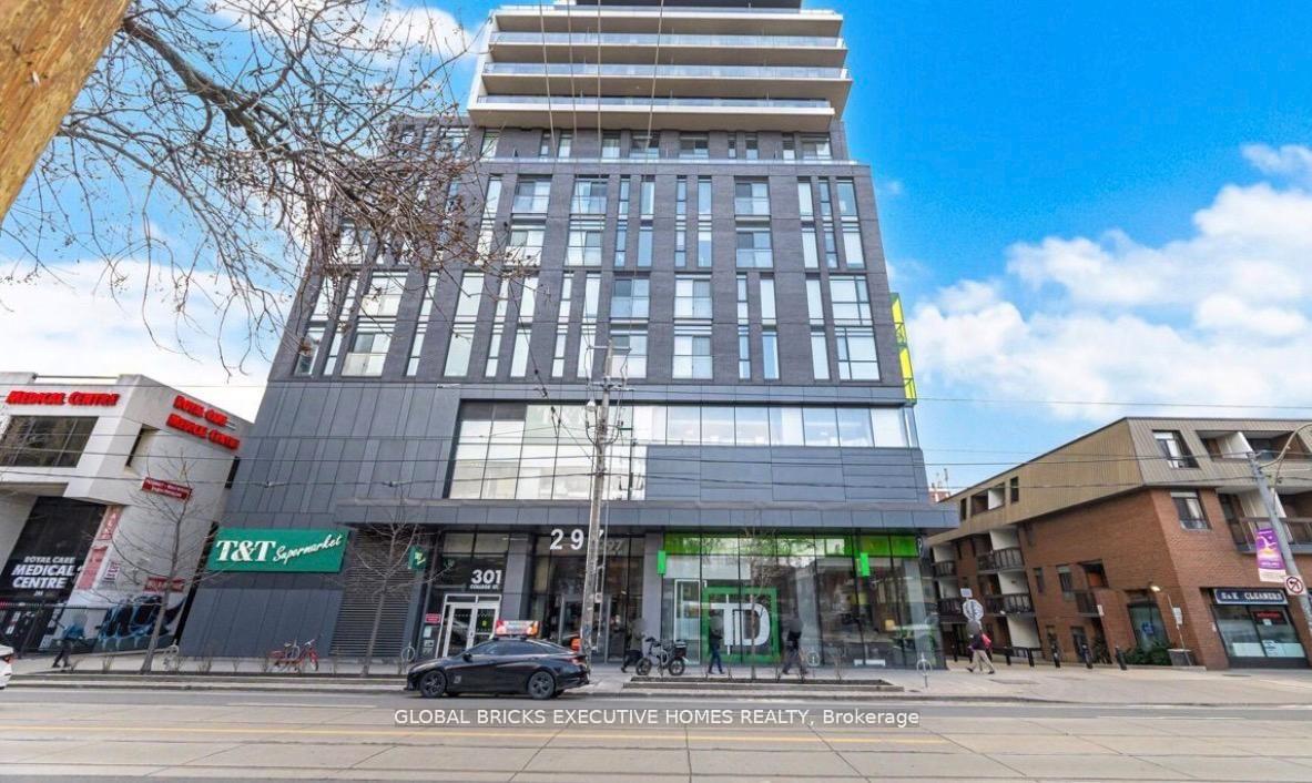 Front of Unit 506, 297 College Street