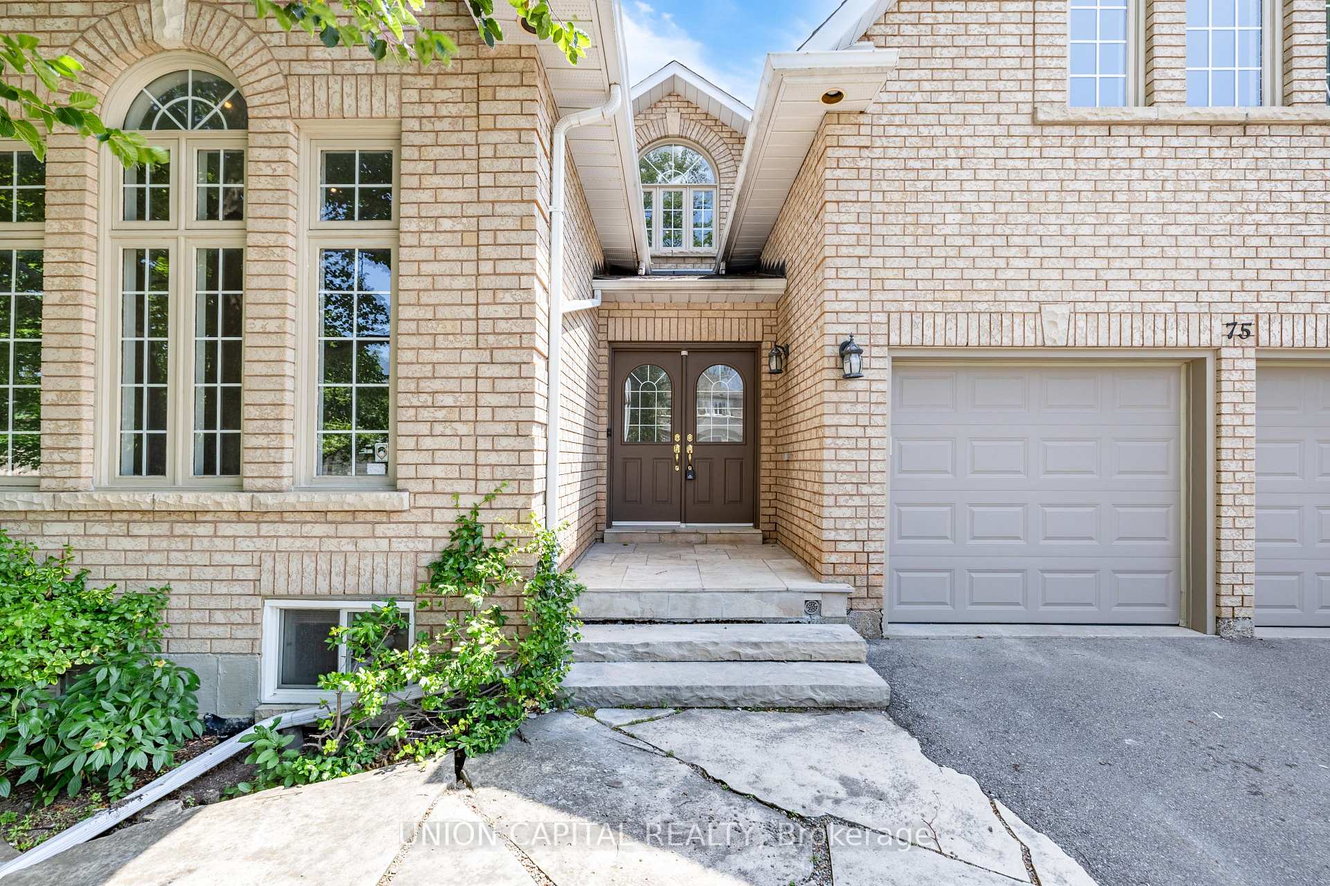 Photo 3 of 75 Langtry Place, Vaughan, Uplands — HOMEH