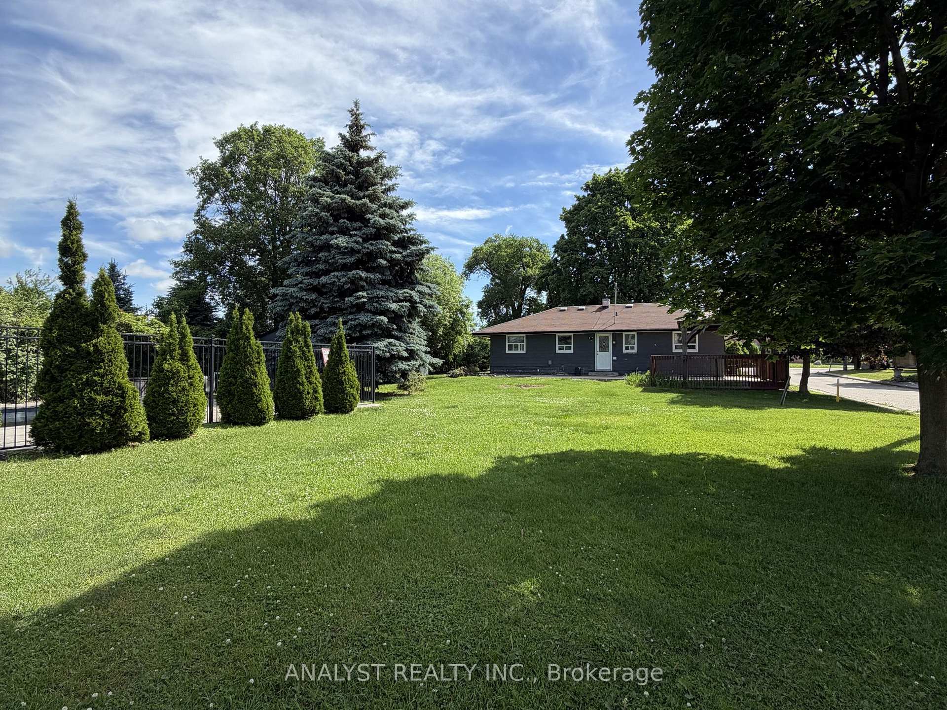 Photo 5 of 70 Simmons Street, Vaughan, Elder Mills — HOMEH