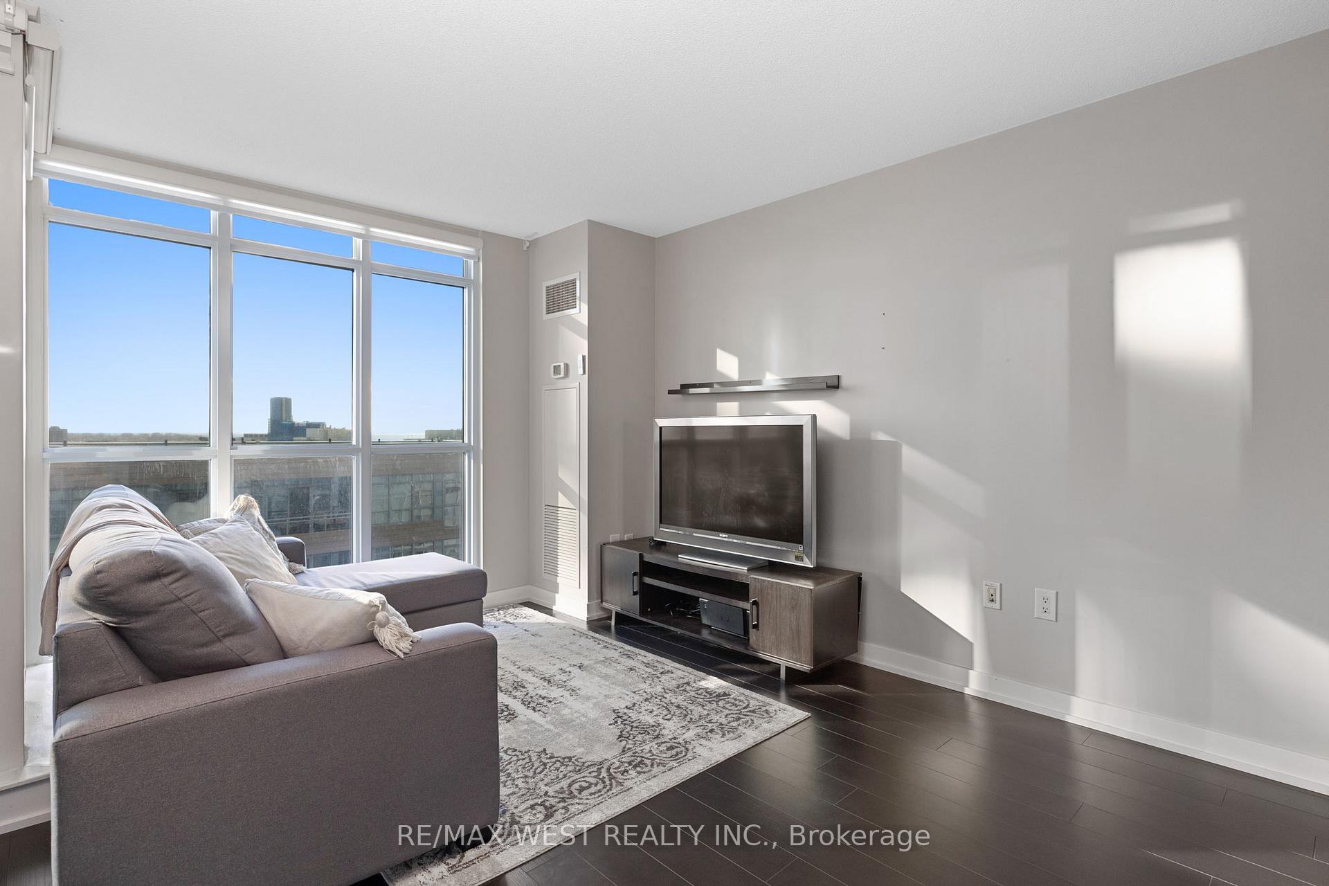 Photo 5 of Unit 1106, 15 Iceboat Terrace, Toronto, Waterfront Communities — HOMEH
