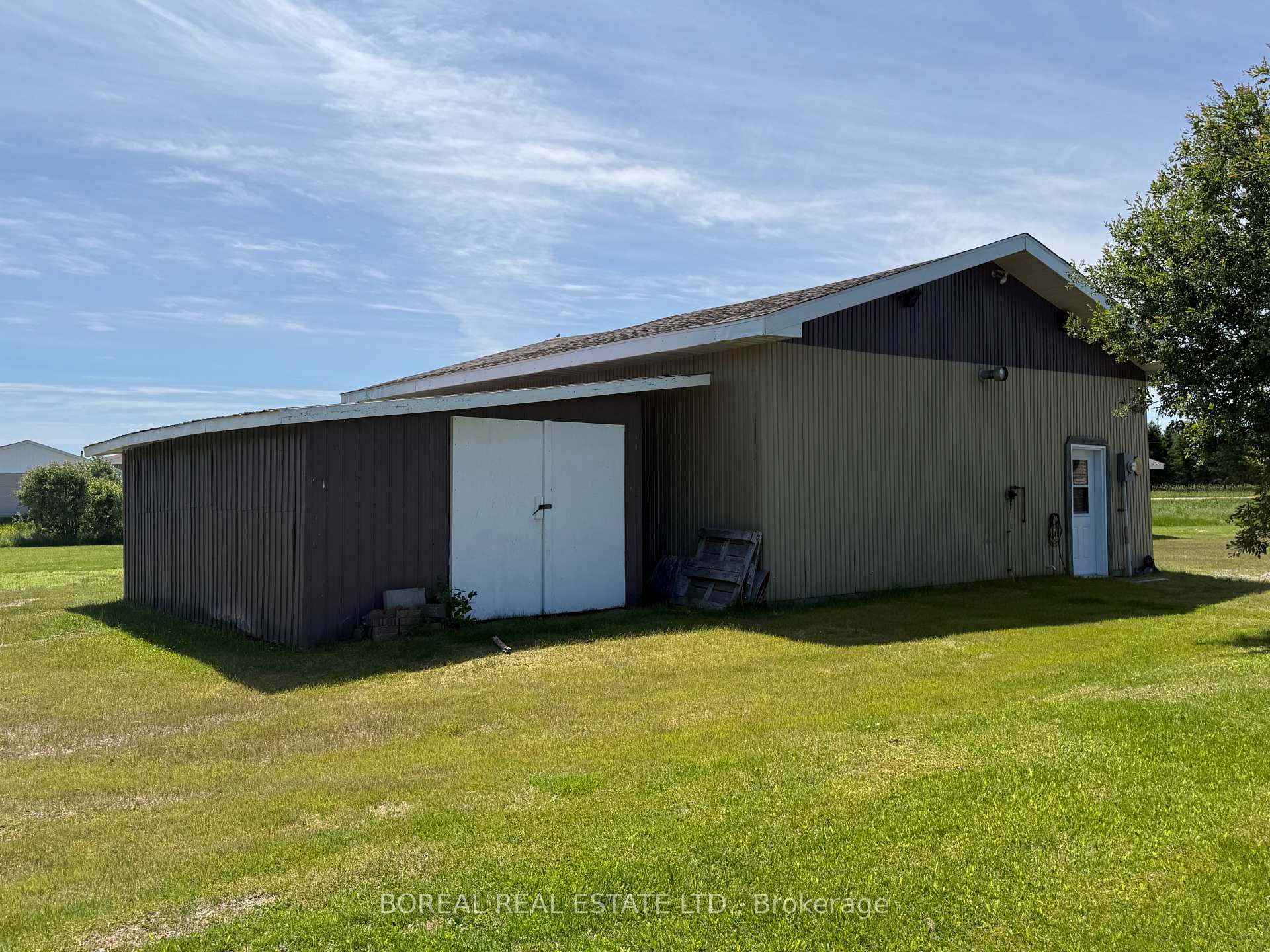 Photo 11 of 1476 Highway 11 S, Cochrane — HOMEH