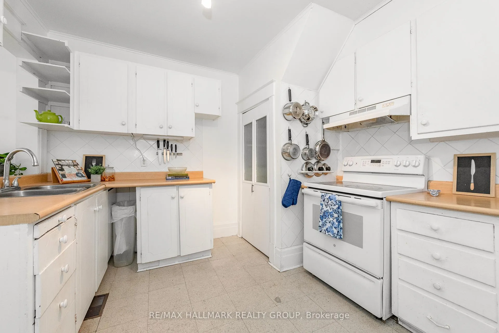 Photo 17 of 55 Smirle Avenue, Ottawa, Ottawa West — HOMEH