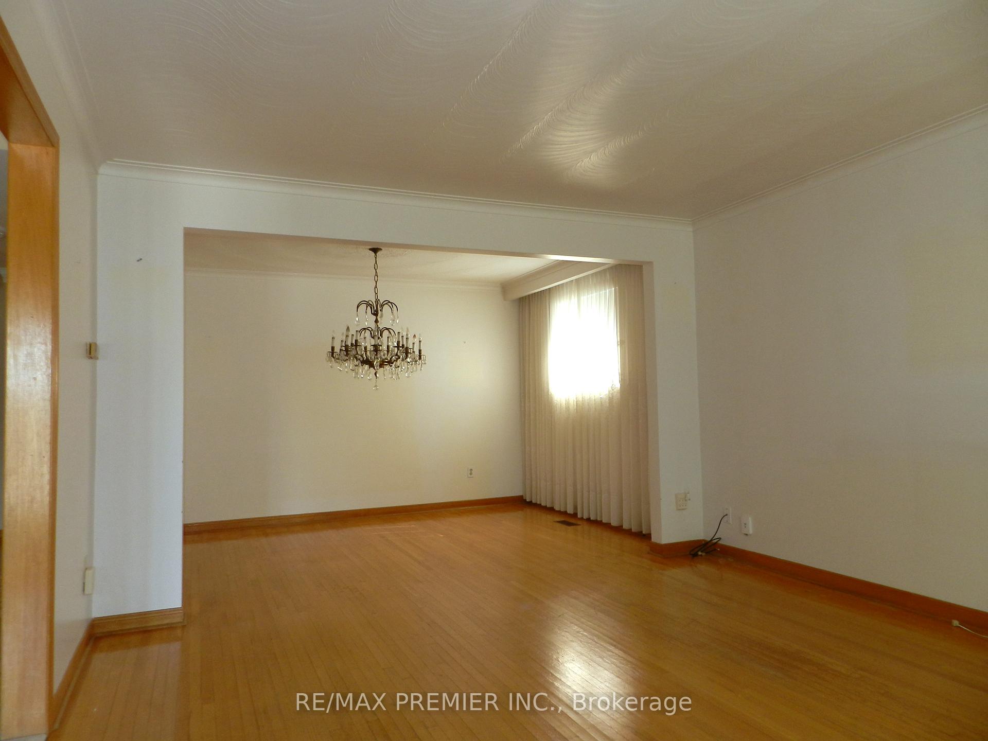 Photo 2 of 36 Willis Road, Vaughan, East Woodbridge — HOMEH