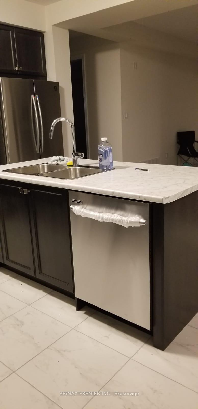 Photo 4 of 7784 Tupelo Crescent, Niagara Falls, Brown — HOMEH