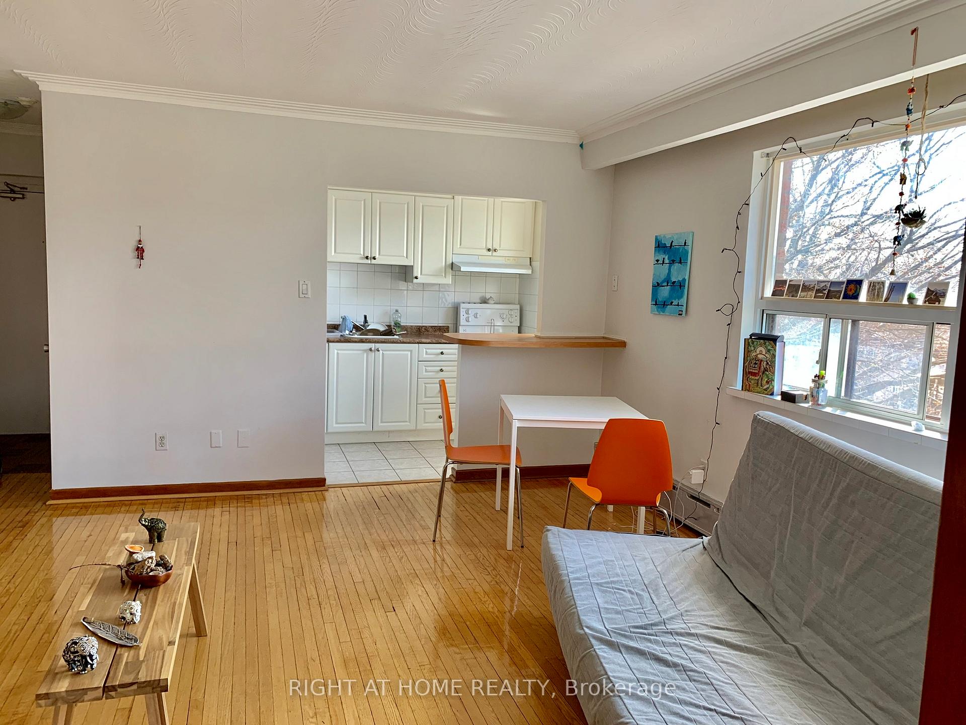 Photo 3 of Unit 6, 115 Eighth Street, Etobicoke, New Toronto — HOMEH