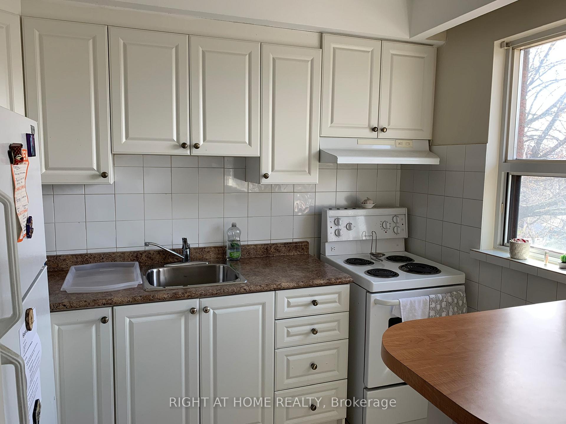Photo 4 of Unit 6, 115 Eighth Street, Etobicoke, New Toronto — HOMEH