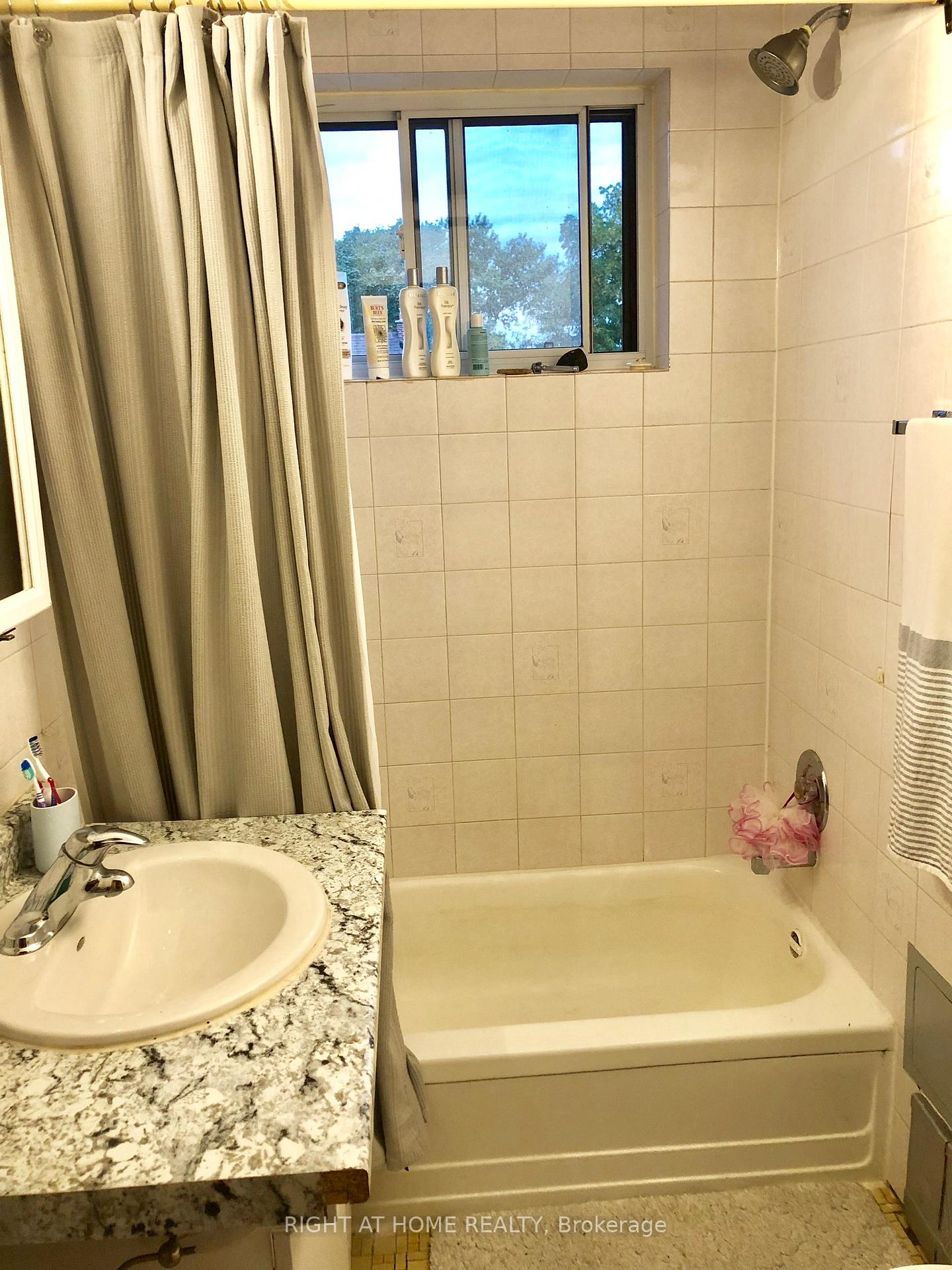 Photo 7 of Unit 6, 115 Eighth Street, Etobicoke, New Toronto — HOMEH