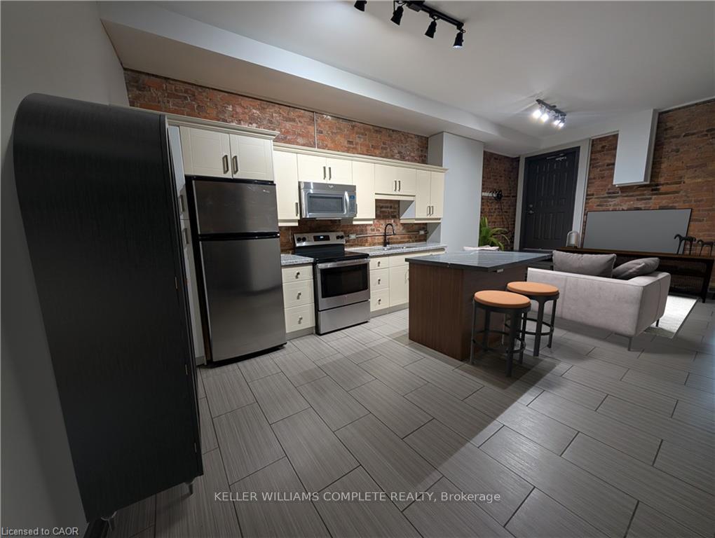 Photo 3 of Unit B, 473 King Street, Hamilton, Strathcona — HOMEH