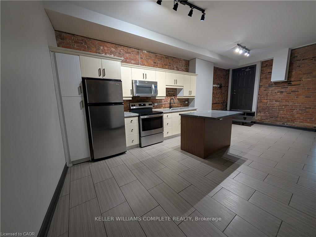 Photo 4 of Unit B, 473 King Street, Hamilton, Strathcona — HOMEH