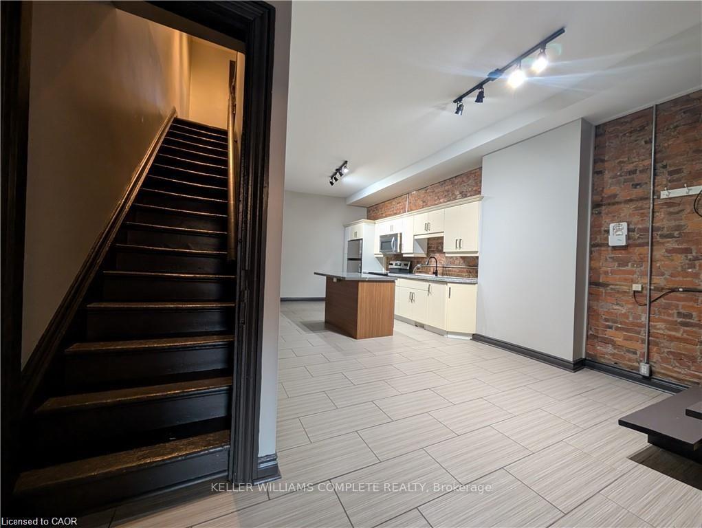 Photo 5 of Unit B, 473 King Street, Hamilton, Strathcona — HOMEH