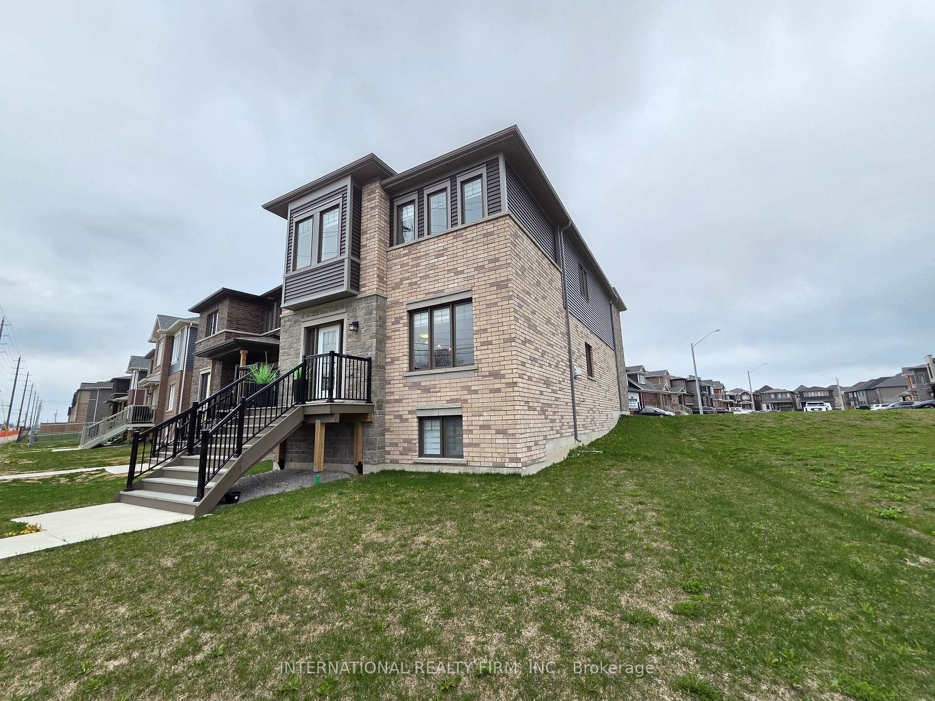 Photo 3 of 23 Harvest Crescent, Barrie, Rural Barrie Southeast — HOMEH