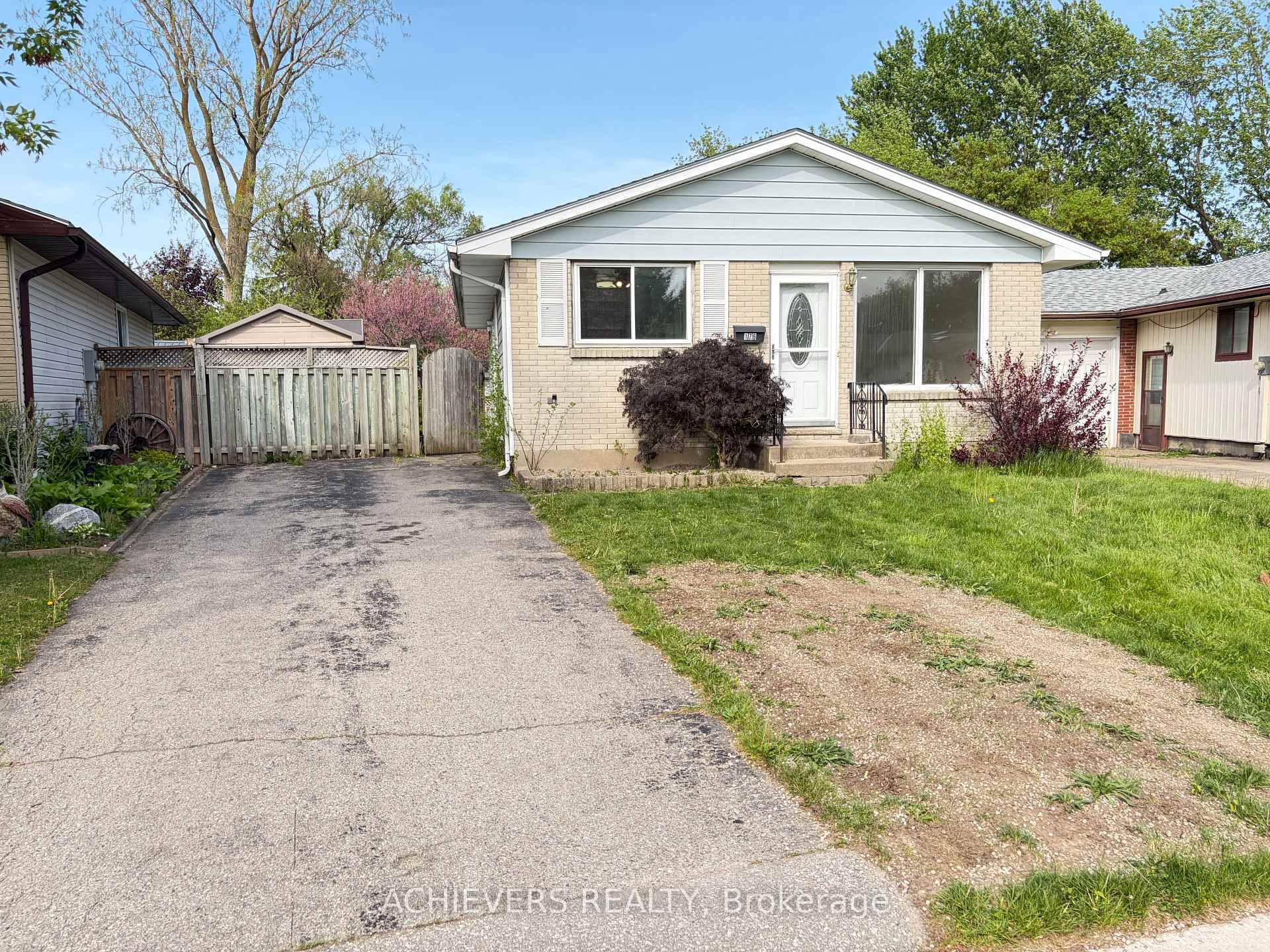 Photo 2 of 176 Culver Crescent, London, East H — HOMEH