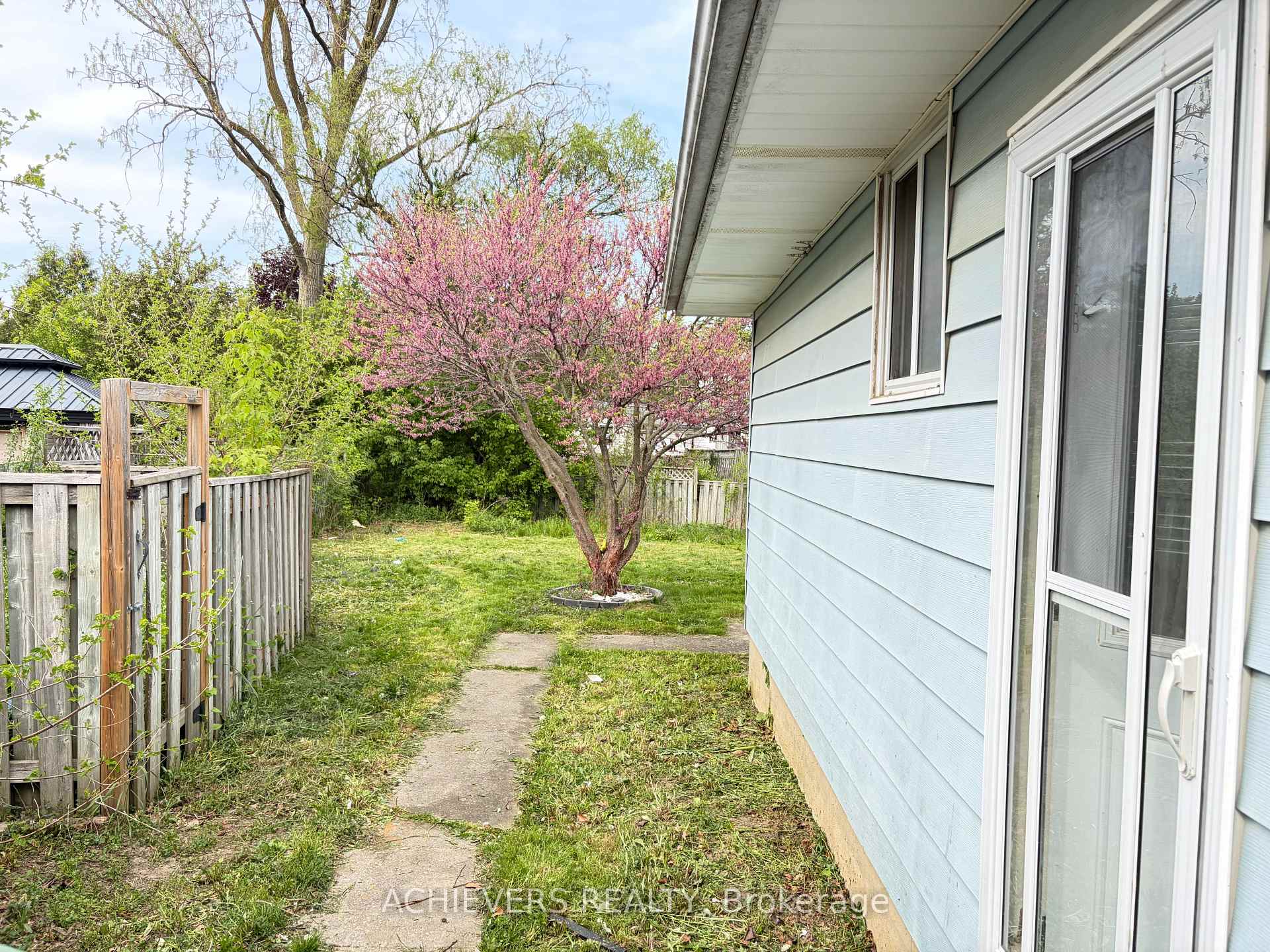 Photo 35 of 176 Culver Crescent, London, East H — HOMEH