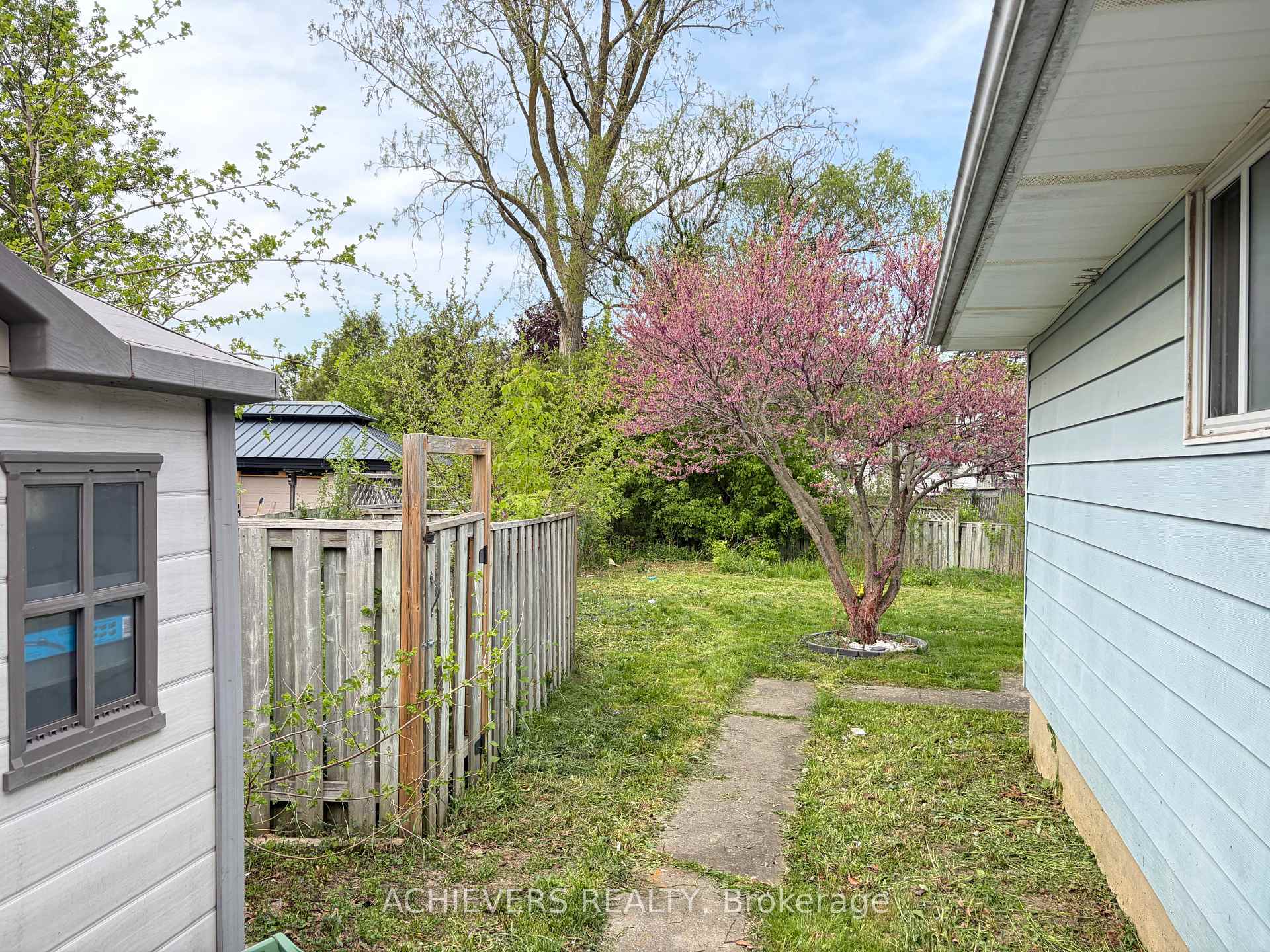 Photo 36 of 176 Culver Crescent, London, East H — HOMEH