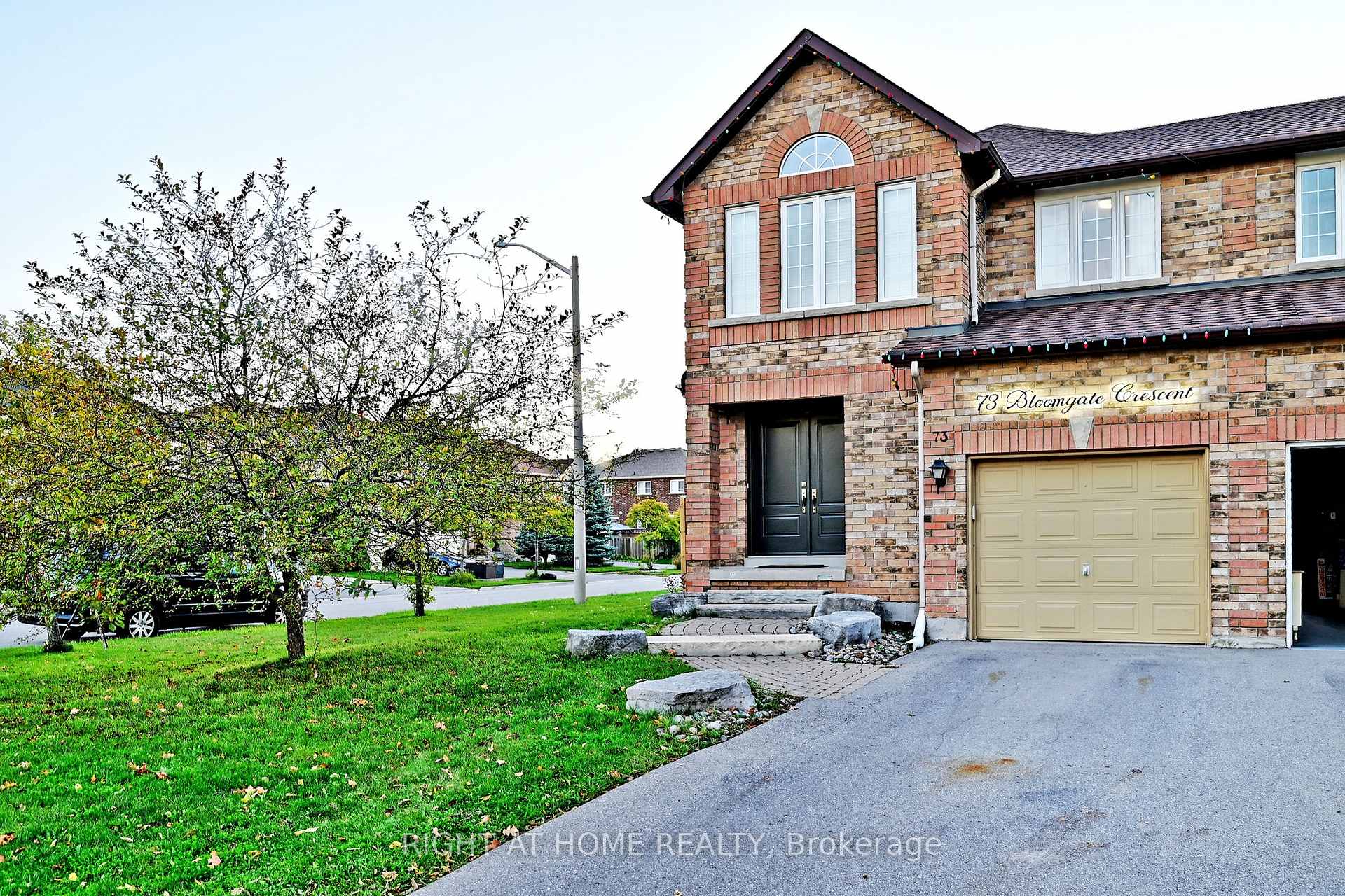 Photo 2 of 73 Bloomgate Crescent, Richmond Hill, Oak Ridges — HOMEH