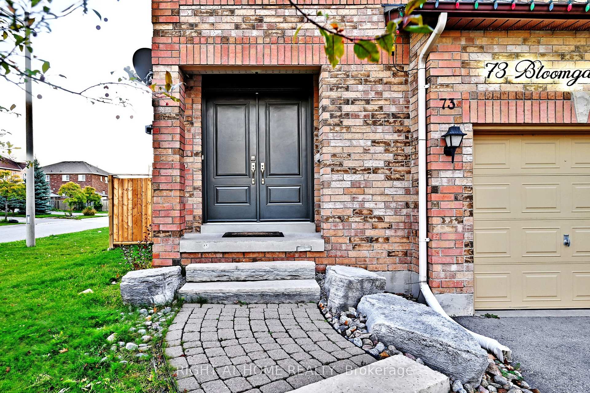 Photo 4 of 73 Bloomgate Crescent, Richmond Hill, Oak Ridges — HOMEH