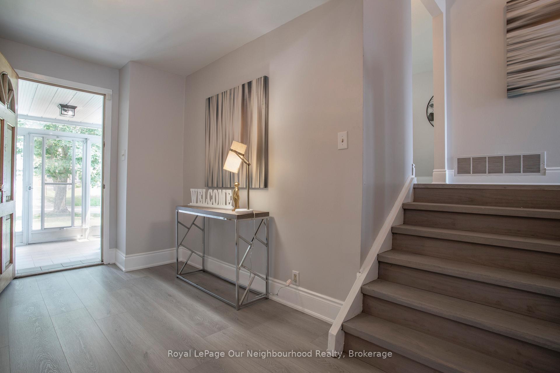 Photo 4 of 708 Waverly Street N, Oshawa, Northglen — HOMEH