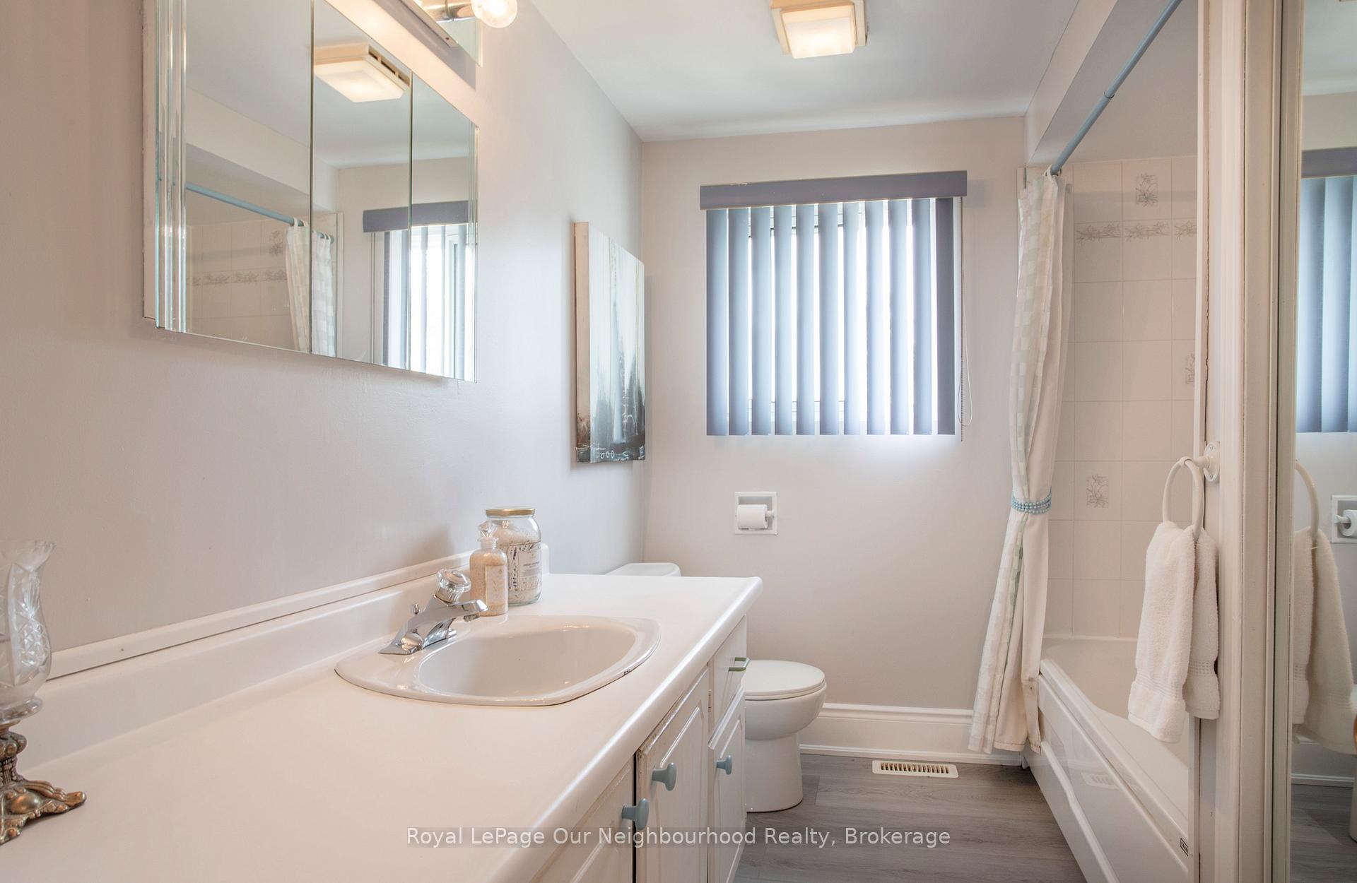 Photo 21 of 708 Waverly Street N, Oshawa, Northglen — HOMEH