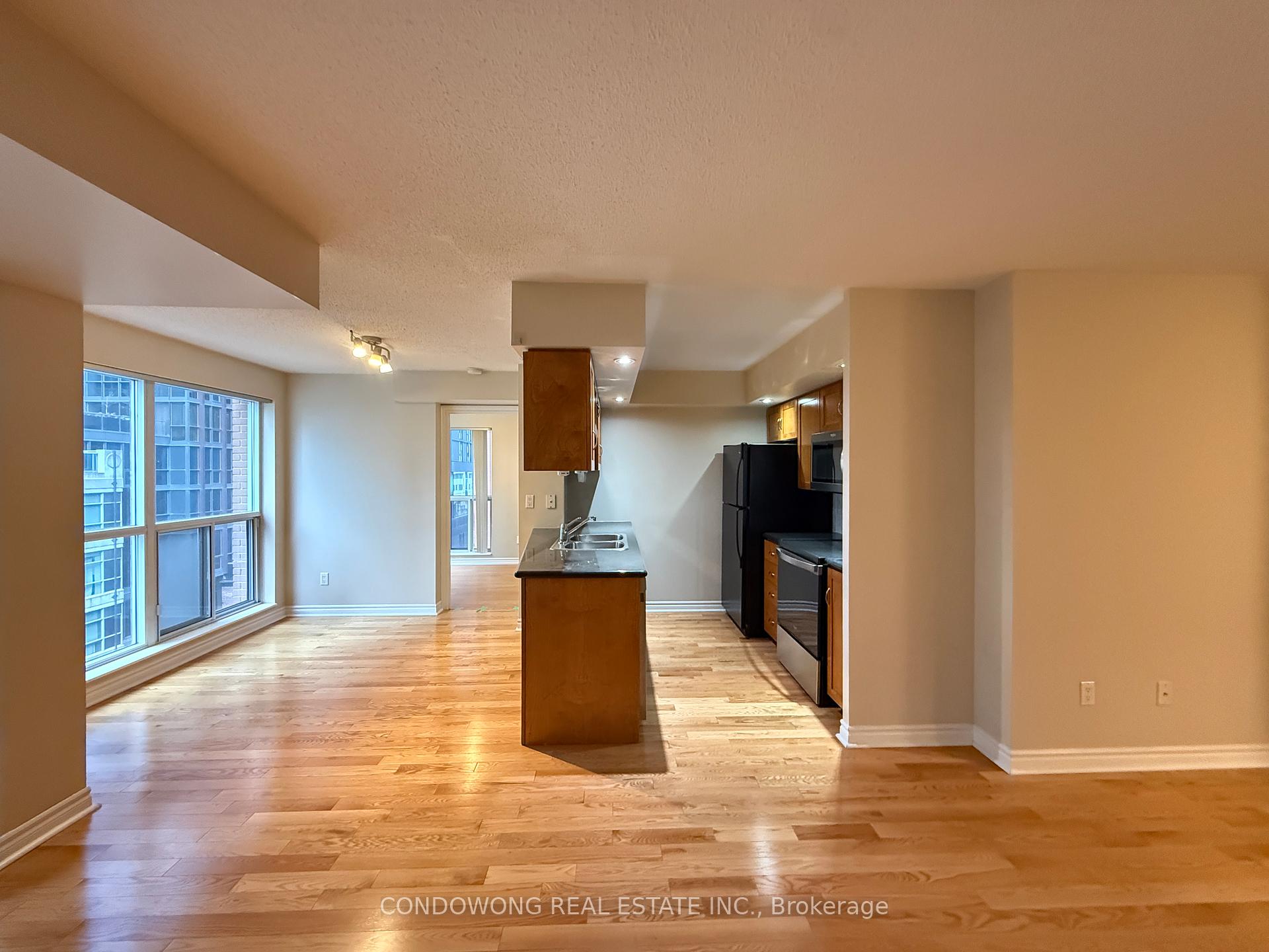 Front of Unit 819, 270 Wellington Street W