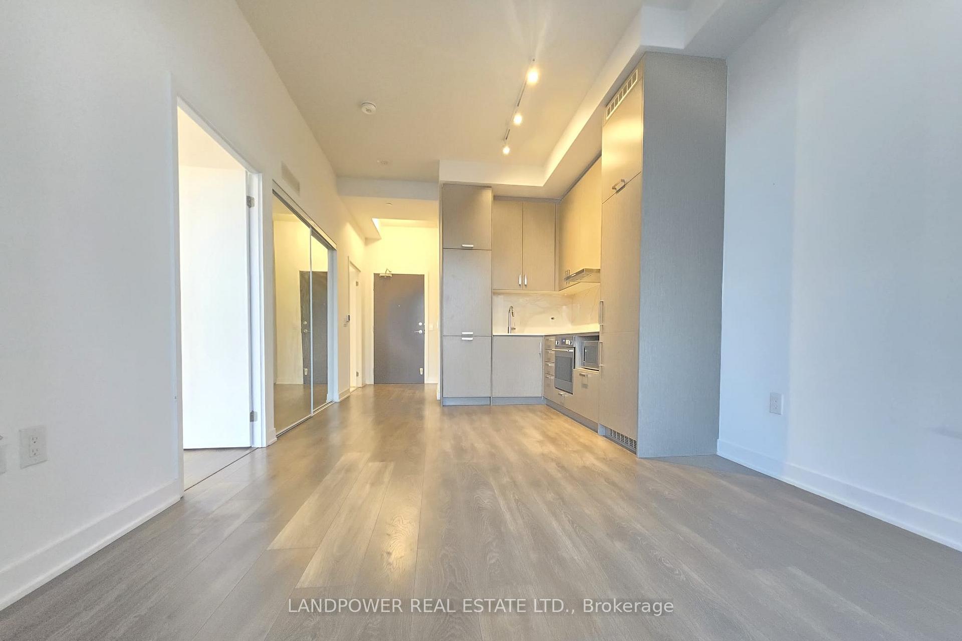 Photo 5 of Unit 1010, 60 Honeycrisp Crescent, Vaughan, Vaughan Corporate Centre — HOMEH