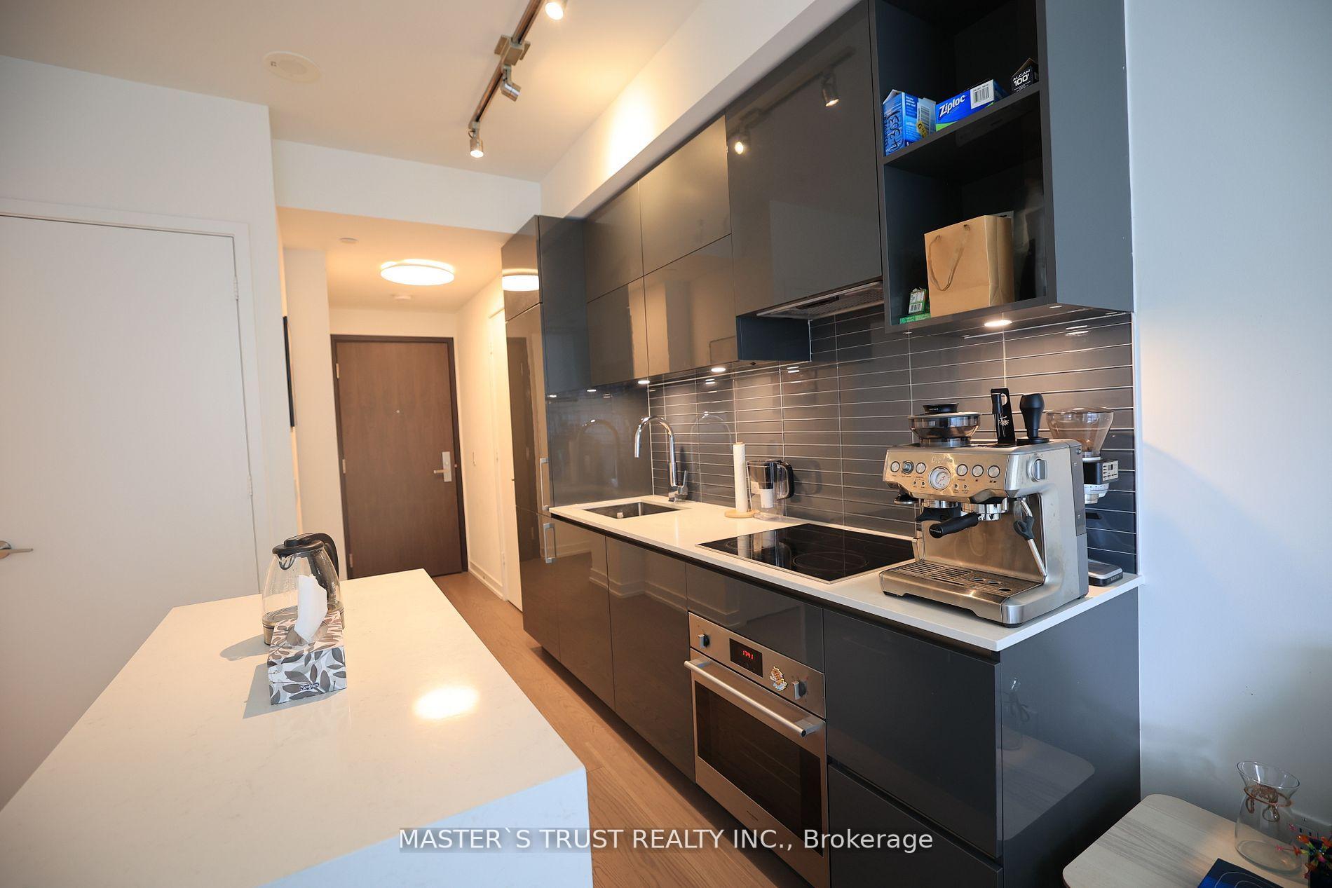 Front of Unit 4303, 1 Yorkville Avenue