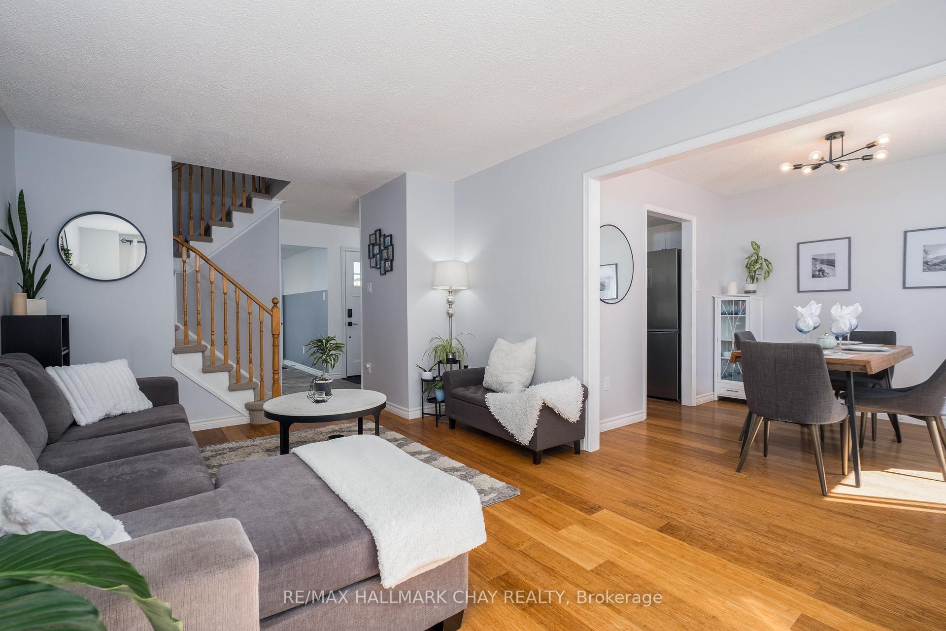 Photo 5 of 54 Wallace Drive, Barrie, Northwest — HOMEH
