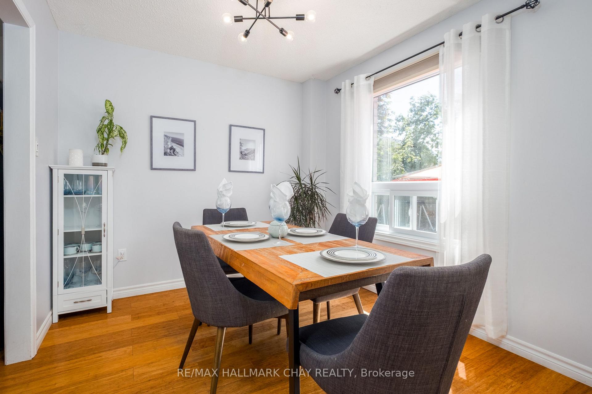 Photo 8 of 54 Wallace Drive, Barrie, Northwest — HOMEH