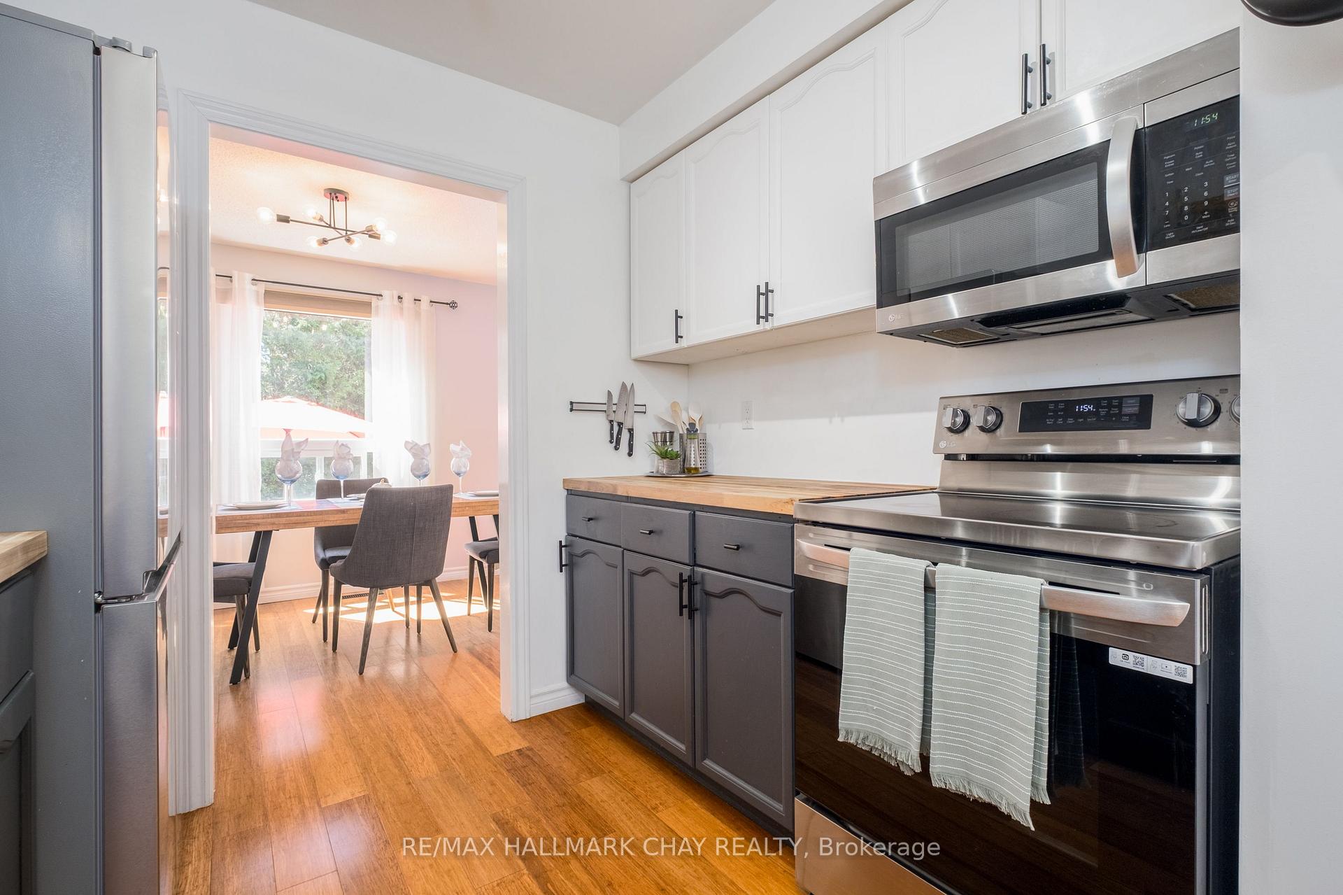 Photo 10 of 54 Wallace Drive, Barrie, Northwest — HOMEH