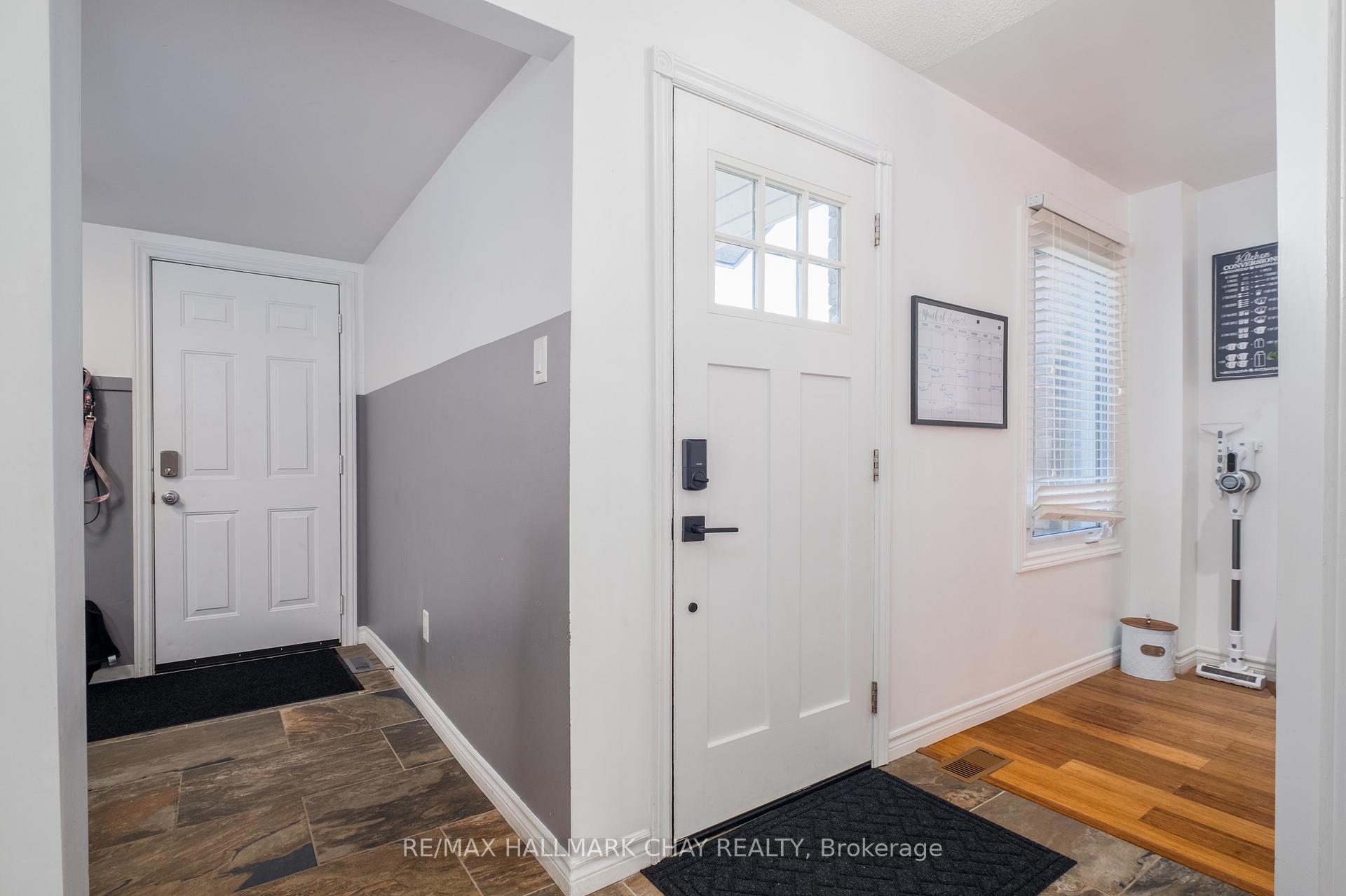 Photo 13 of 54 Wallace Drive, Barrie, Northwest — HOMEH