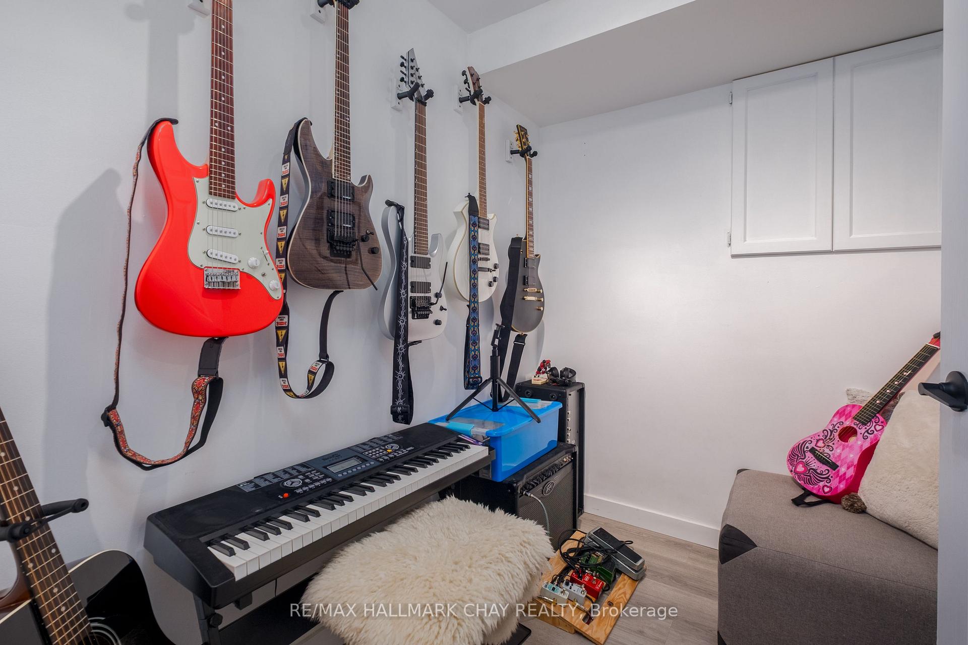 Photo 21 of 54 Wallace Drive, Barrie, Northwest — HOMEH