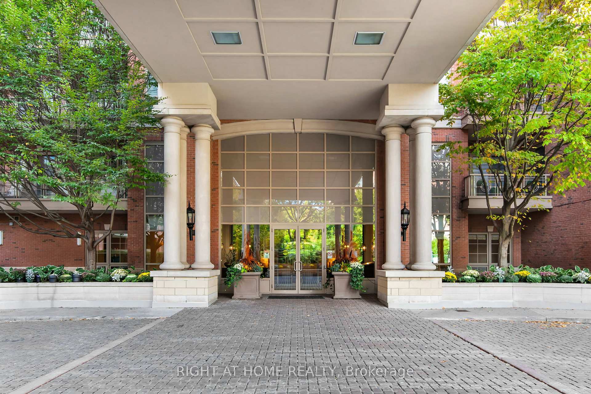 Photo 4 of Unit 306, 20 Burkebrook Place, North York, Bridle Path-Sunnybrook-York Mills — HOMEH