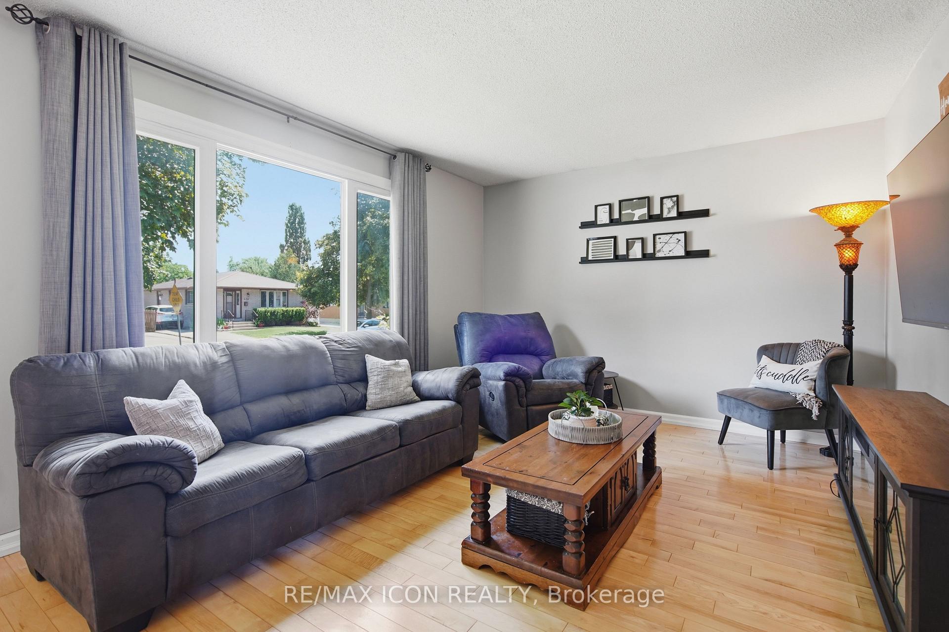 Photo 3 of 107 Rosamond Crescent, London, South X — HOMEH