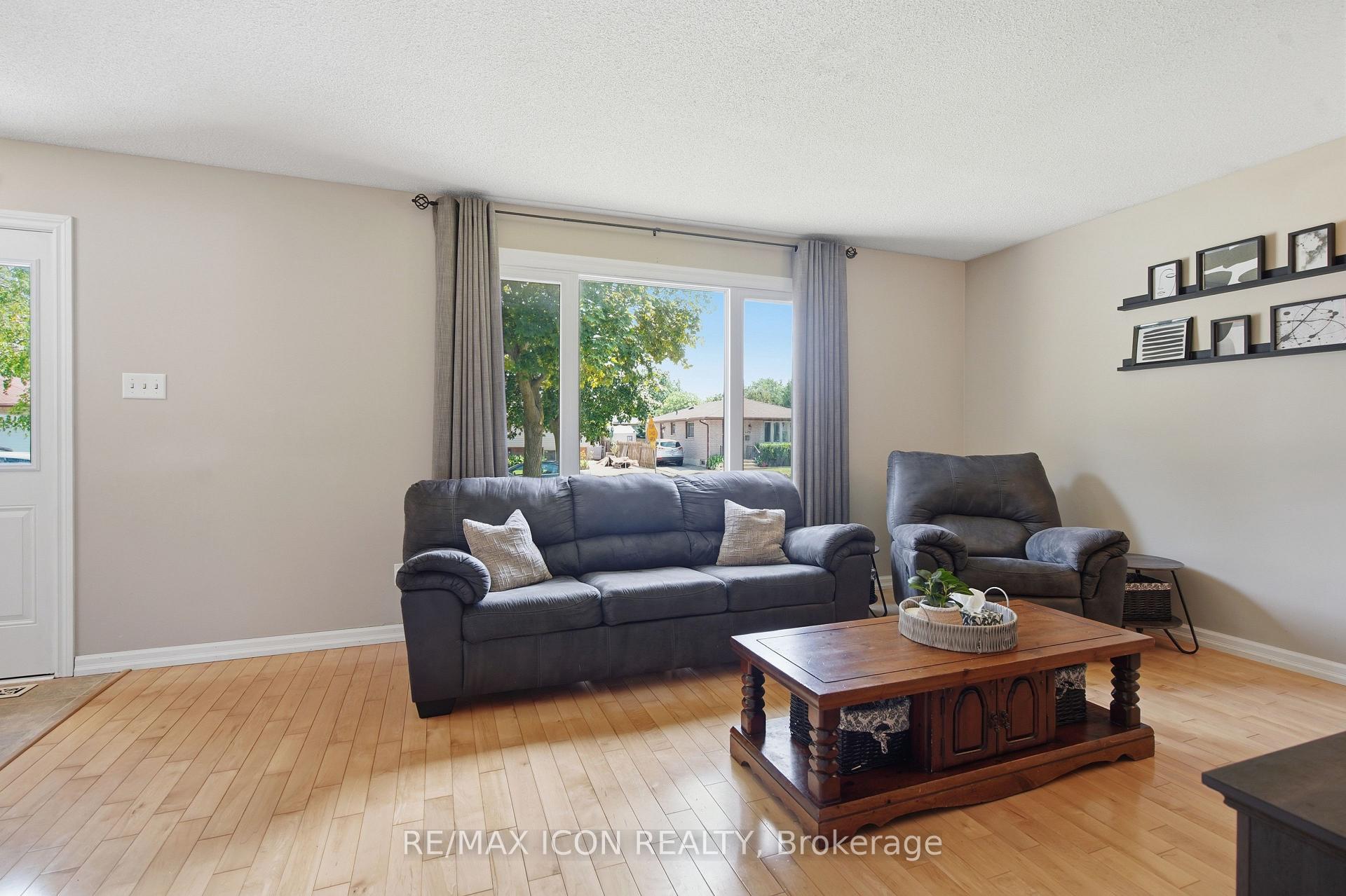 Photo 4 of 107 Rosamond Crescent, London, South X — HOMEH