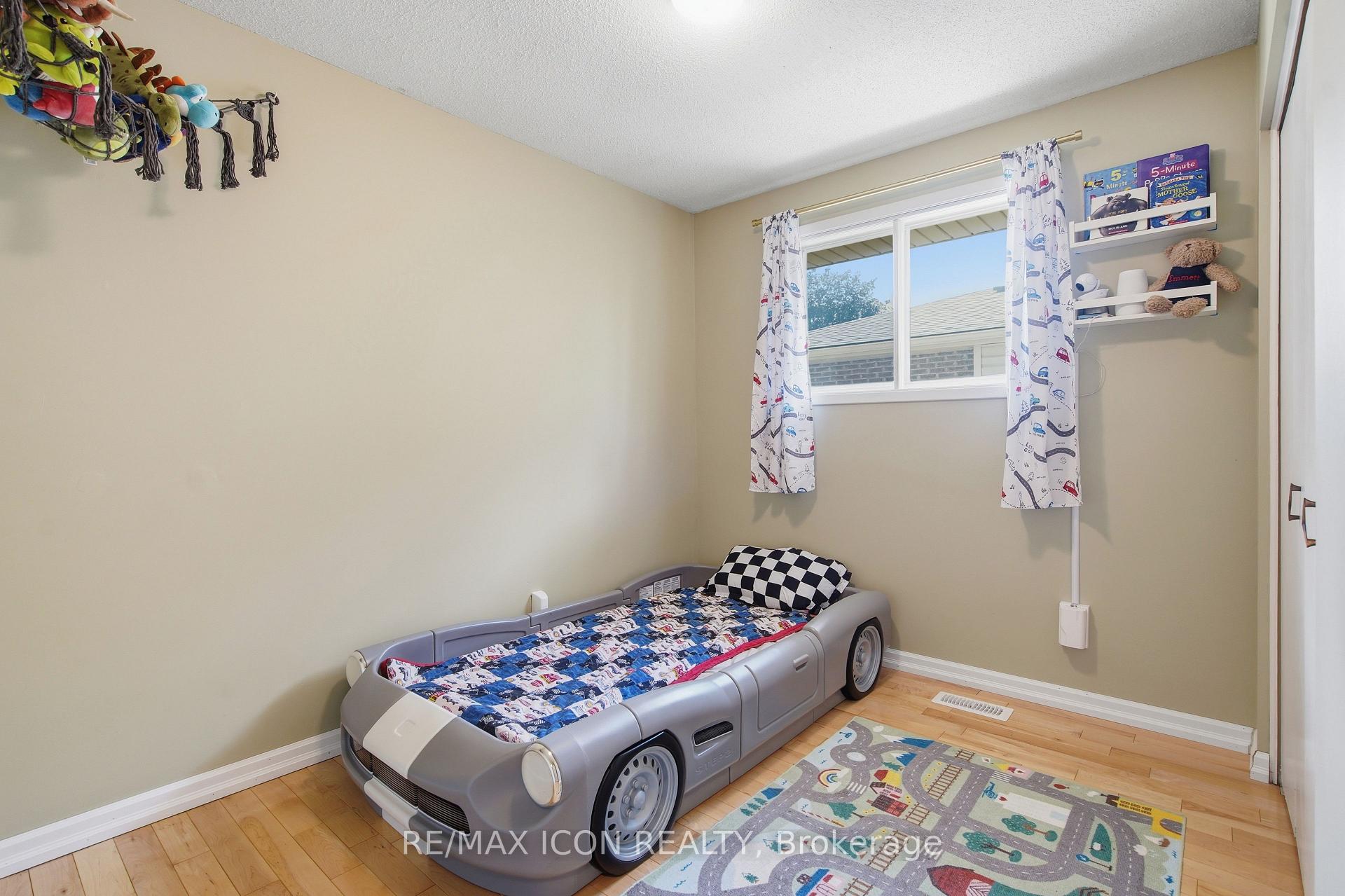 Photo 10 of 107 Rosamond Crescent, London, South X — HOMEH