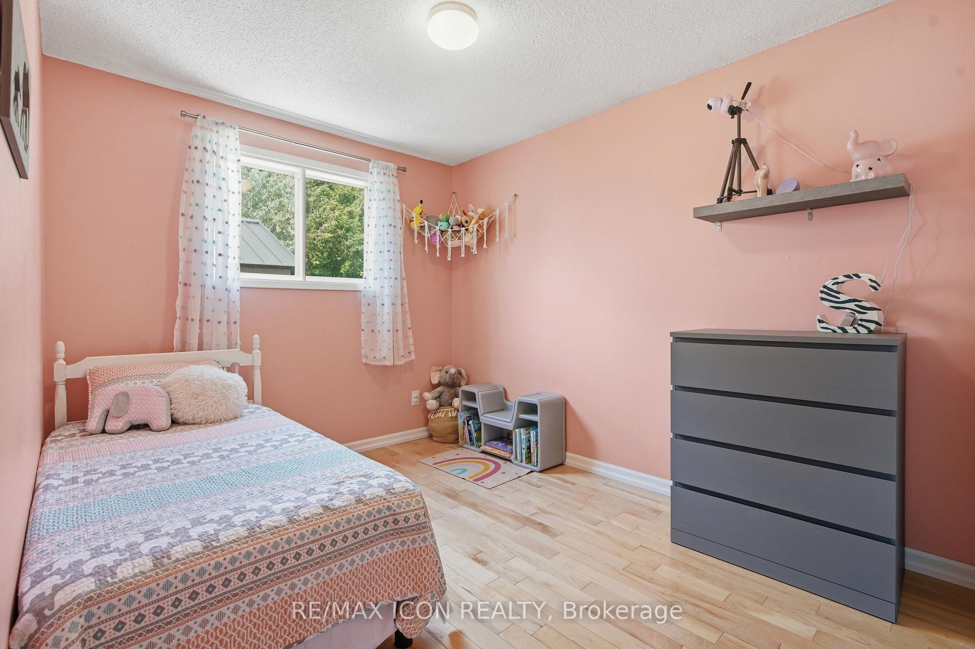 Photo 14 of 107 Rosamond Crescent, London, South X — HOMEH