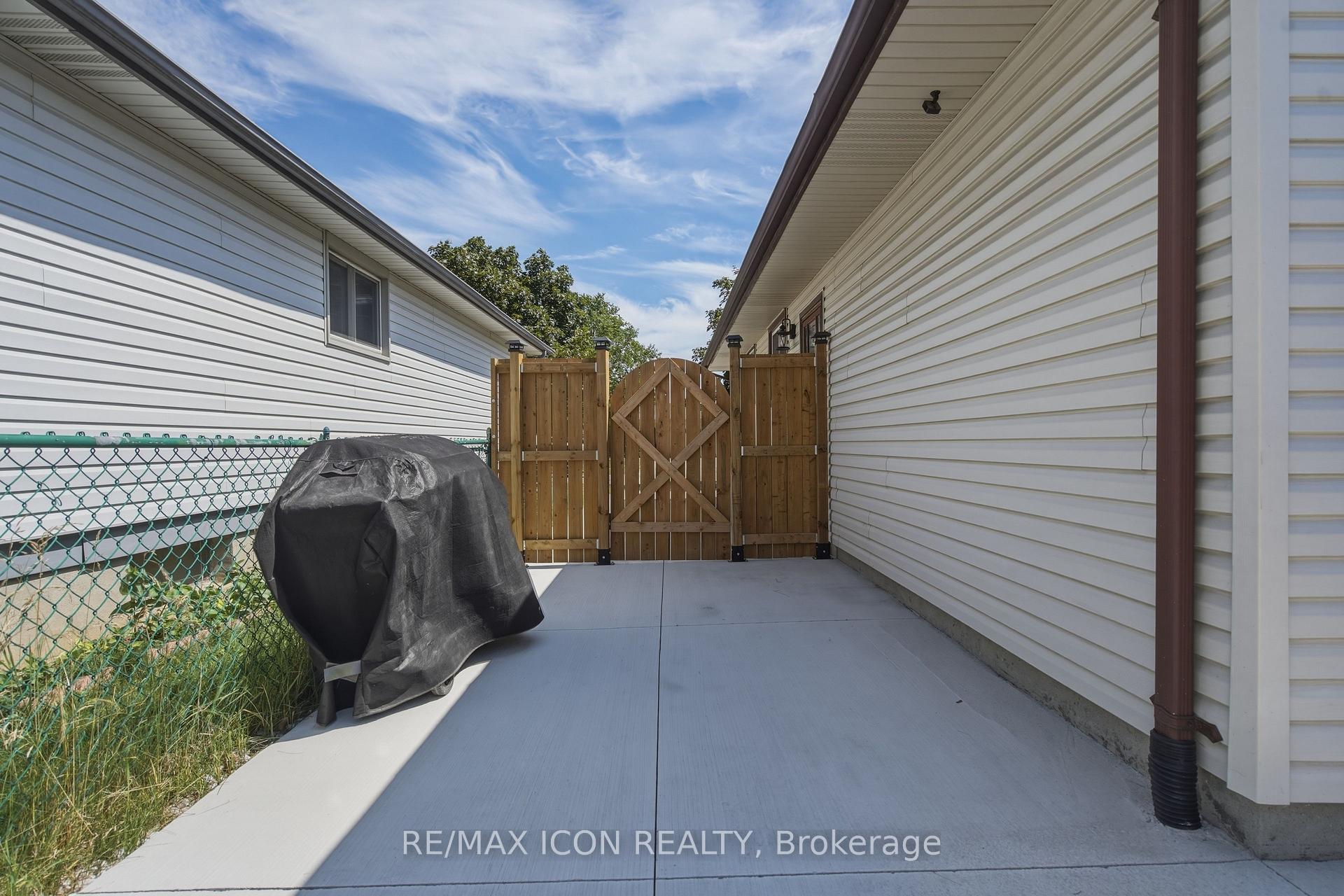 Photo 25 of 107 Rosamond Crescent, London, South X — HOMEH