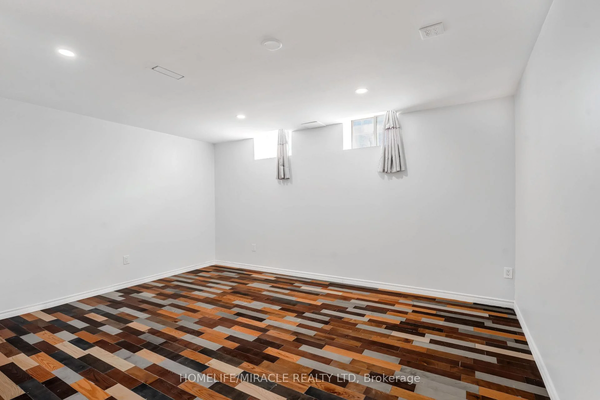 Photo 87 of 7836 Hoptree Road, Niagara Falls, Brown — HOMEH