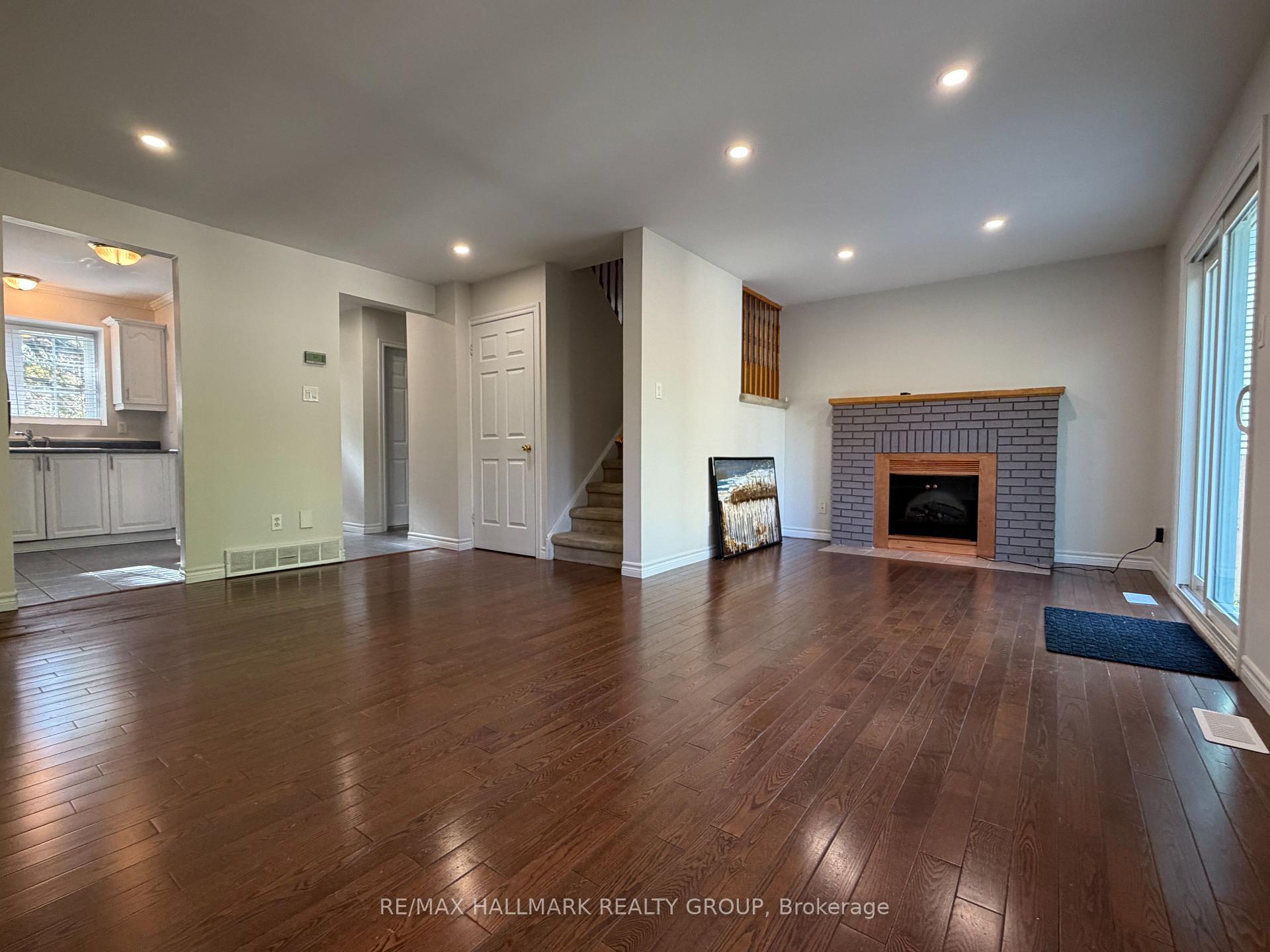 Photo 4 of 13 Raftus Square, Ottawa, Barrhaven - Pheasant Run — HOMEH