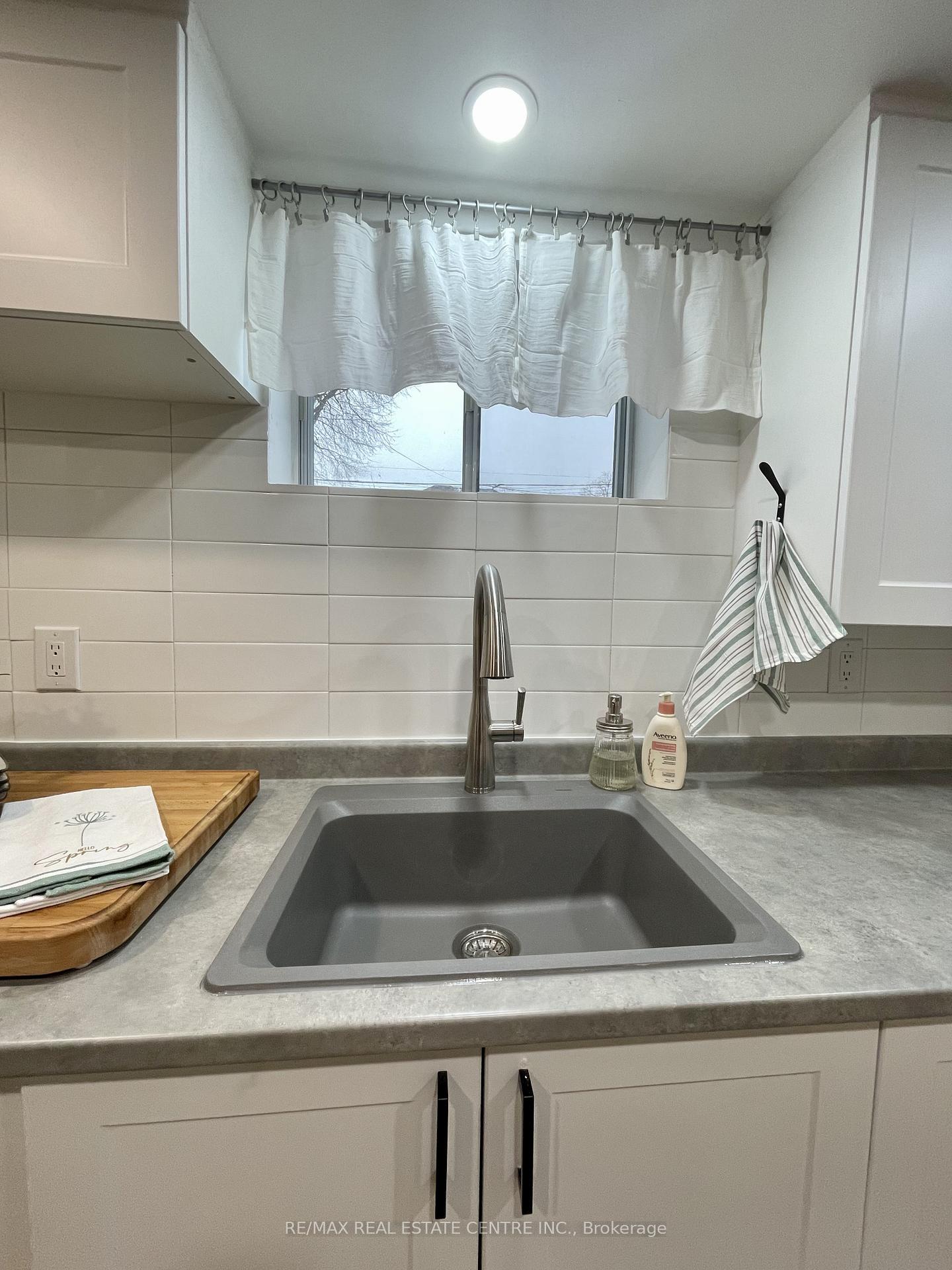 Photo 10 of 24 Smithwood Drive, Etobicoke, Islington-City Centre West — HOMEH