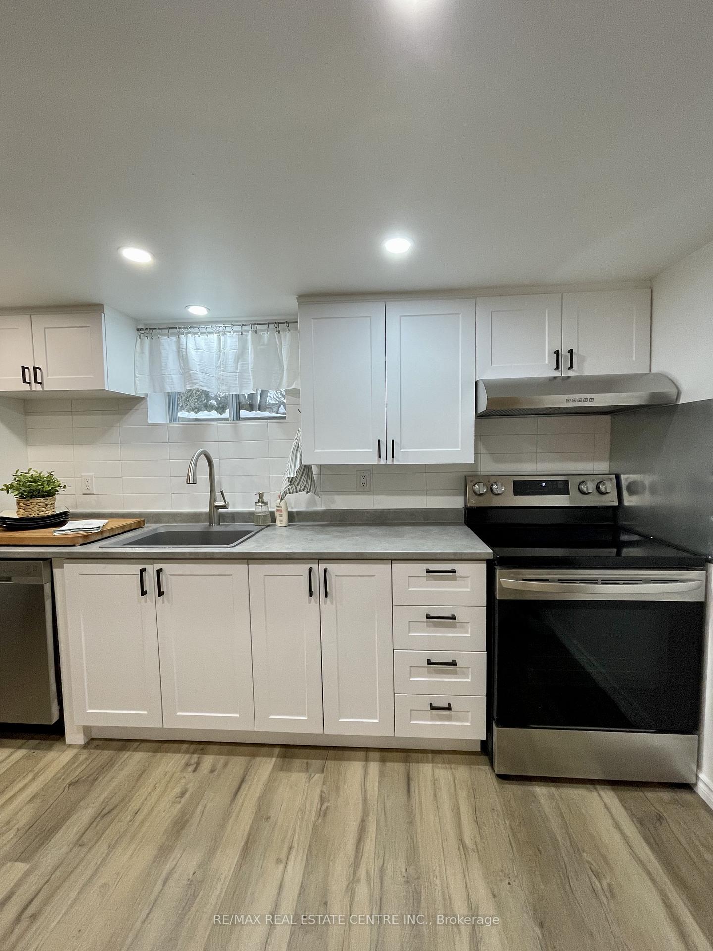 Photo 11 of 24 Smithwood Drive, Etobicoke, Islington-City Centre West — HOMEH