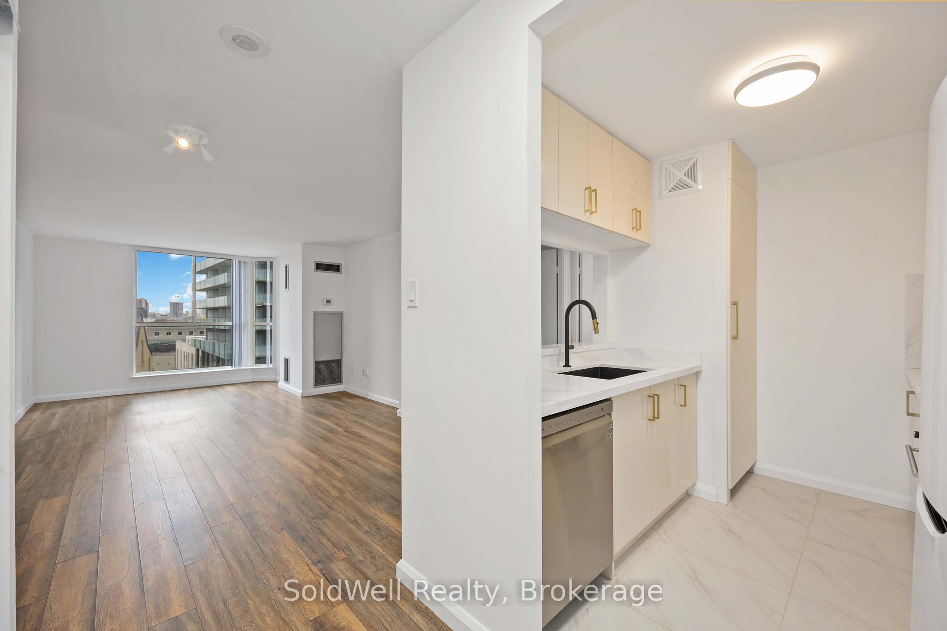 Front of Unit 712, 1055 Bay Street